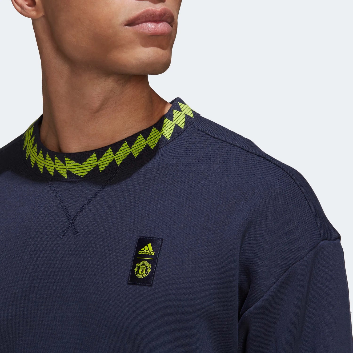 adidas 2022-23 Manchester United LS Crew Sweatshirt - Legend Ink (Detail 1)