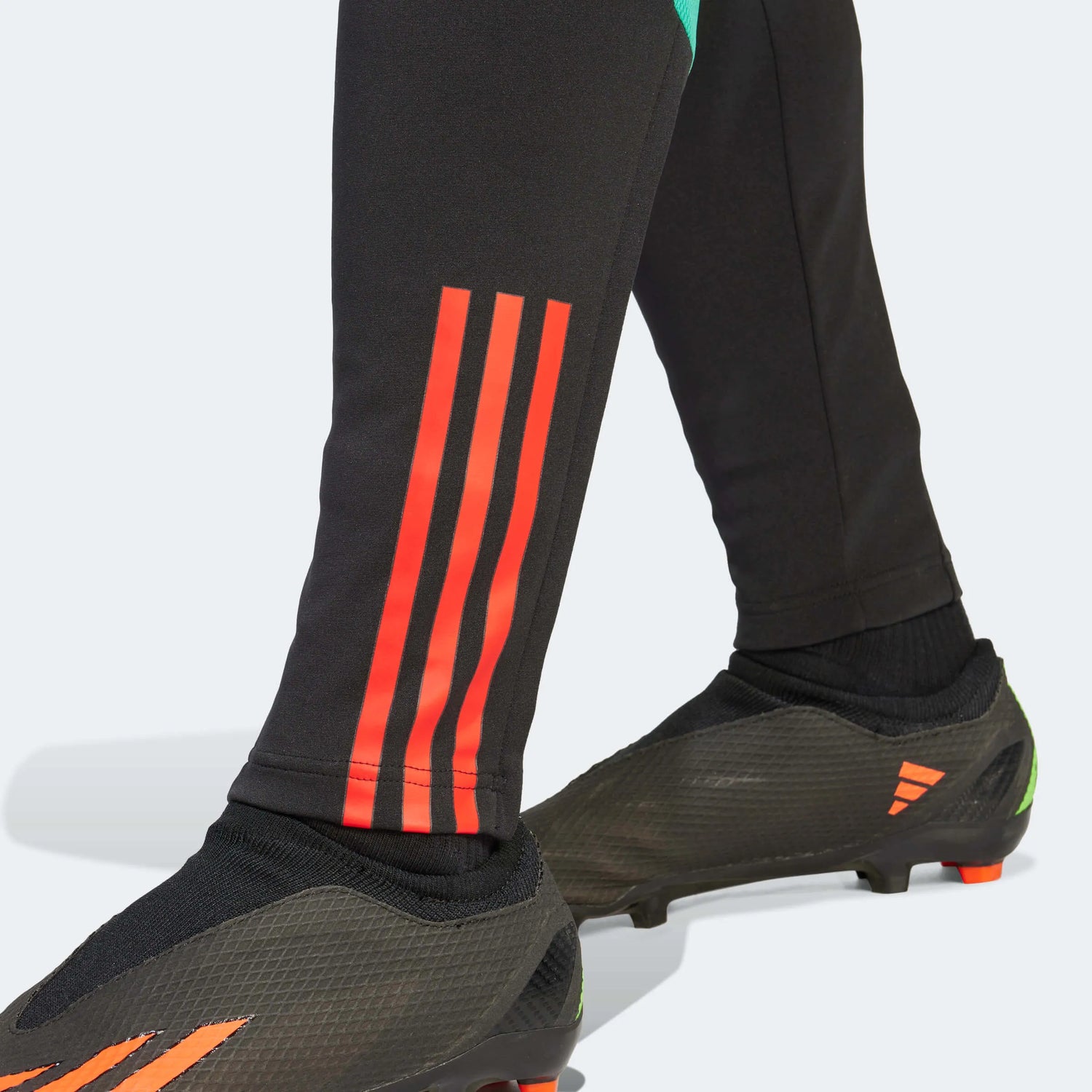 adidas 2023-24 Manchester United Men's Training Pants (Detail 2)