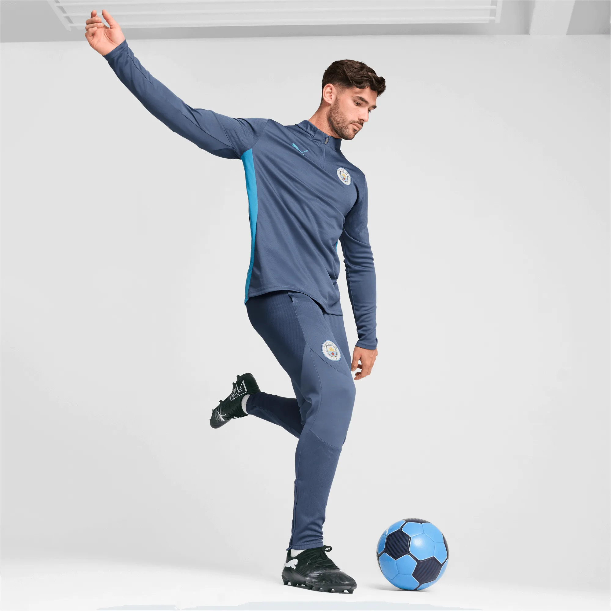 Puma 2024-25 Manchester City Men's Training Pants (Model - Side)