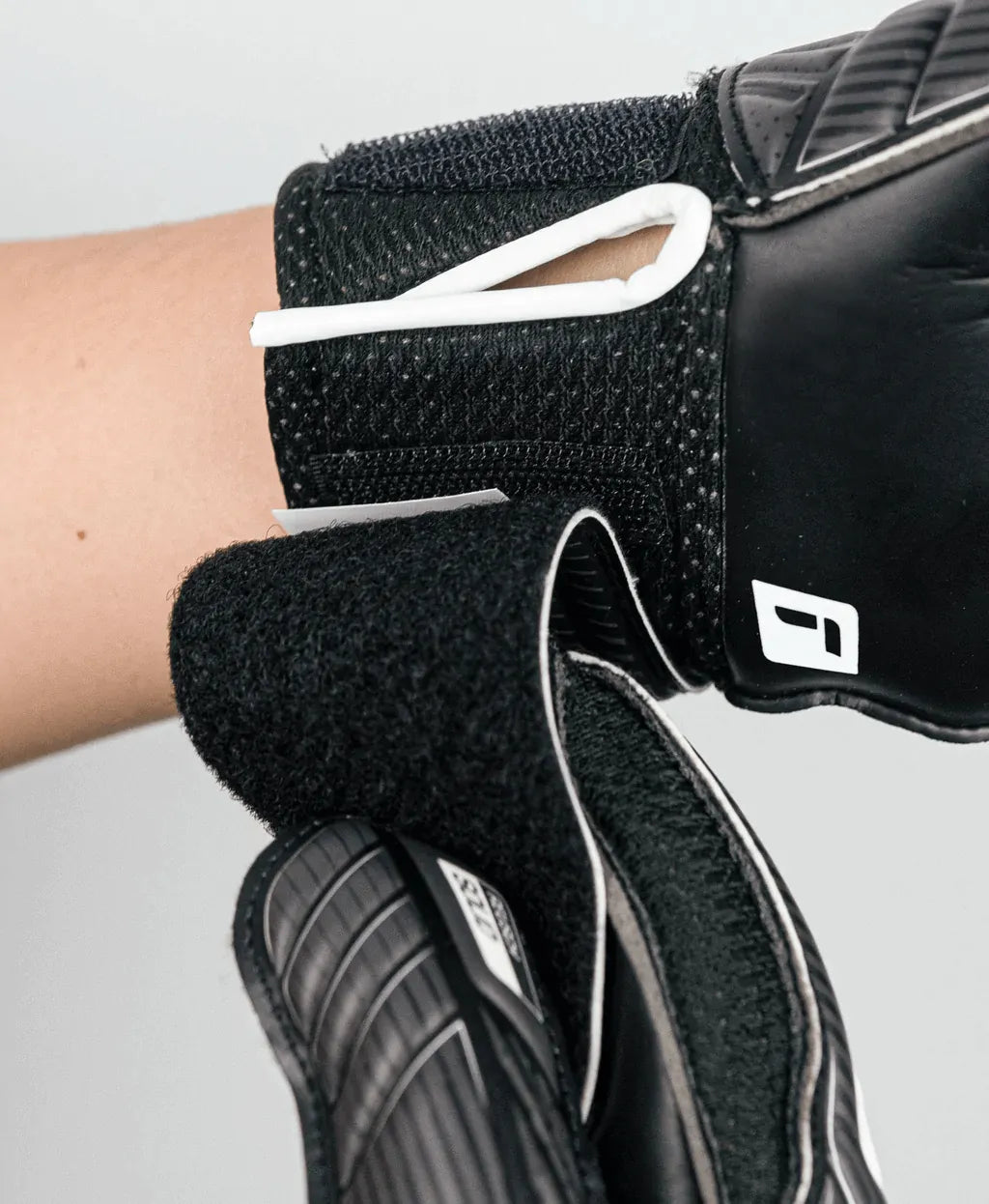 Reusch JR Attrakt Solid FS Goalkeeper Glove - Black (Detail 3)