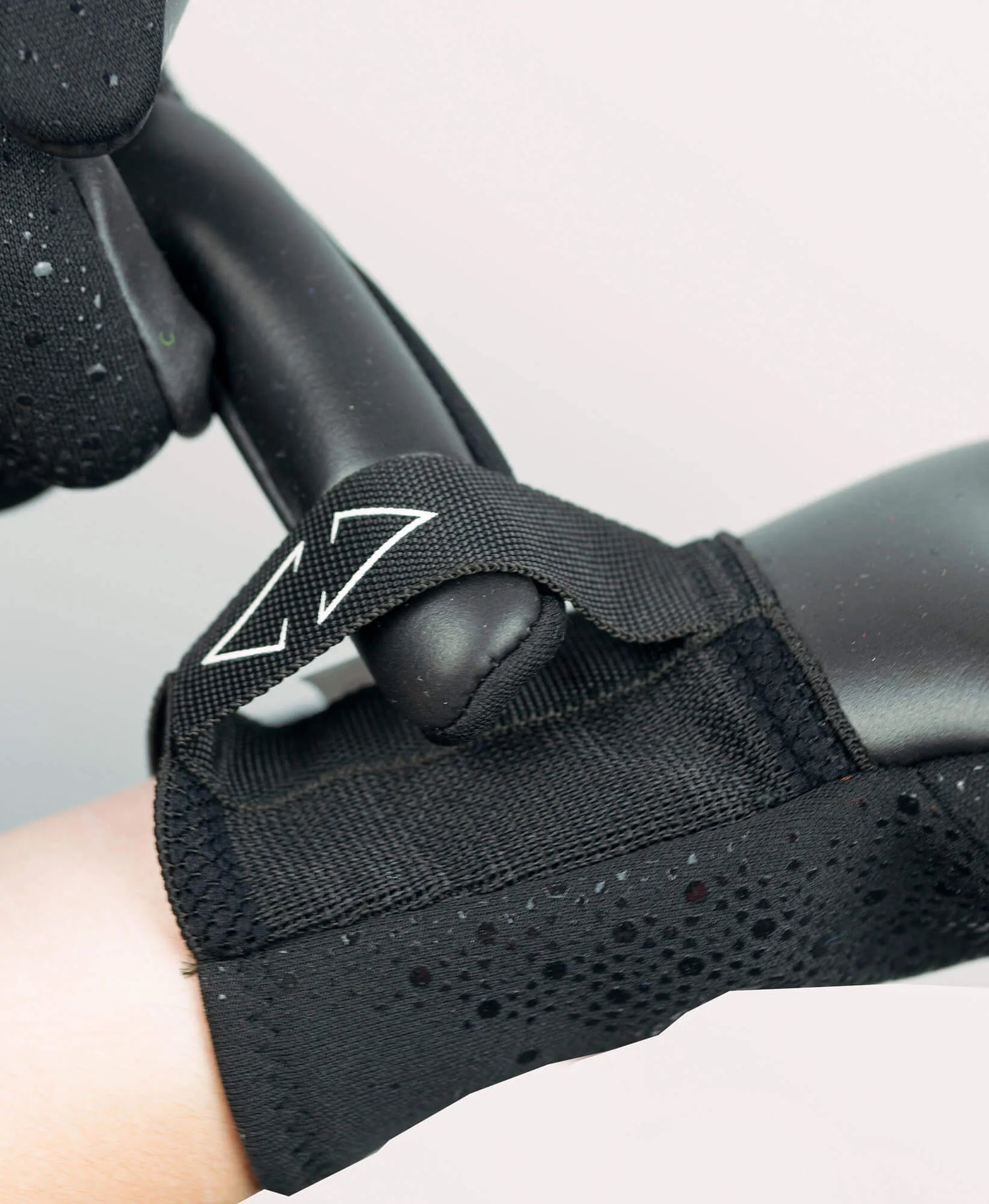 Reusch Pure Contact Infinity Goalkeeper Gloves - Black-White (Detail 3)