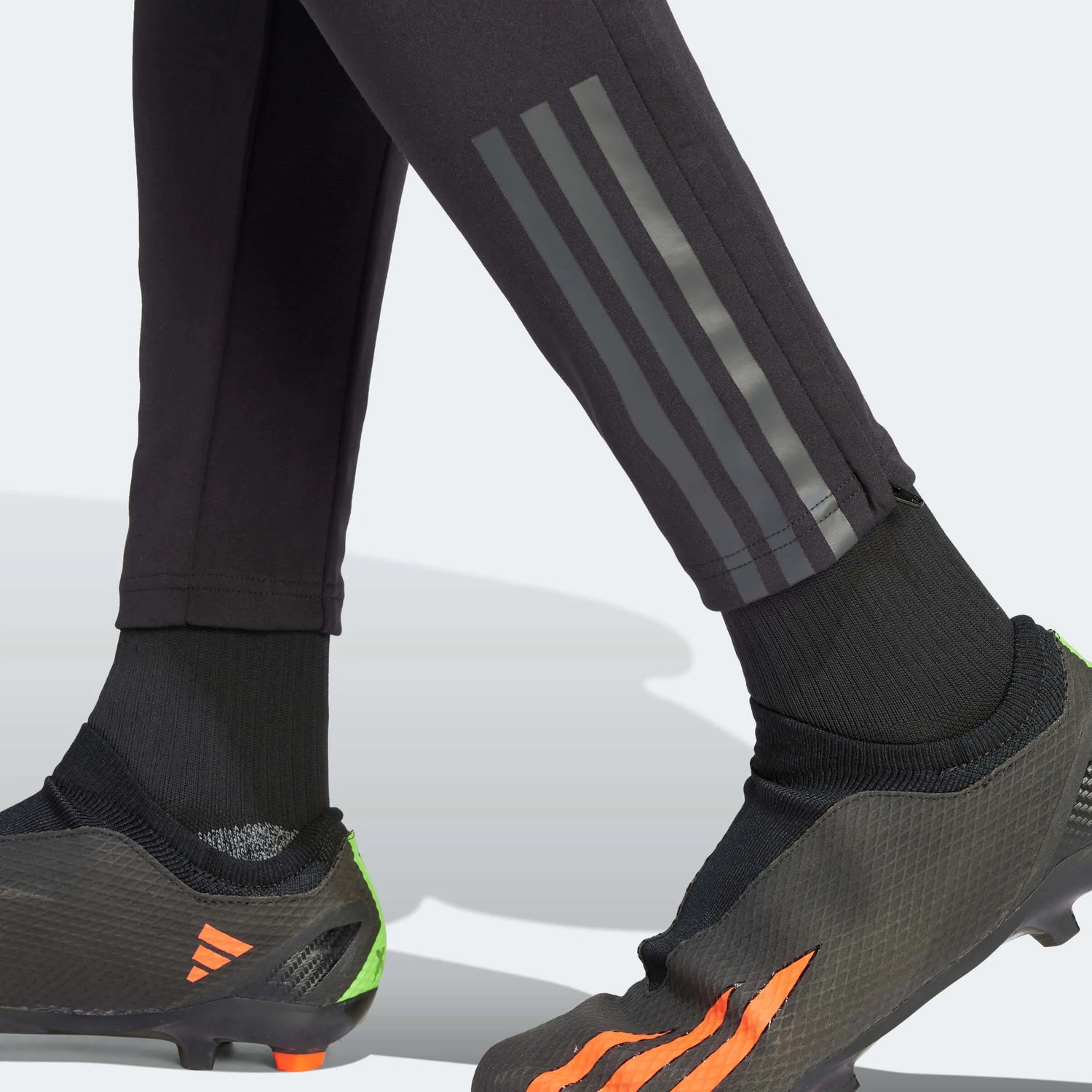 adidas 2023-24 Real Madrid Men's EU Training Pants (Detail 2)
