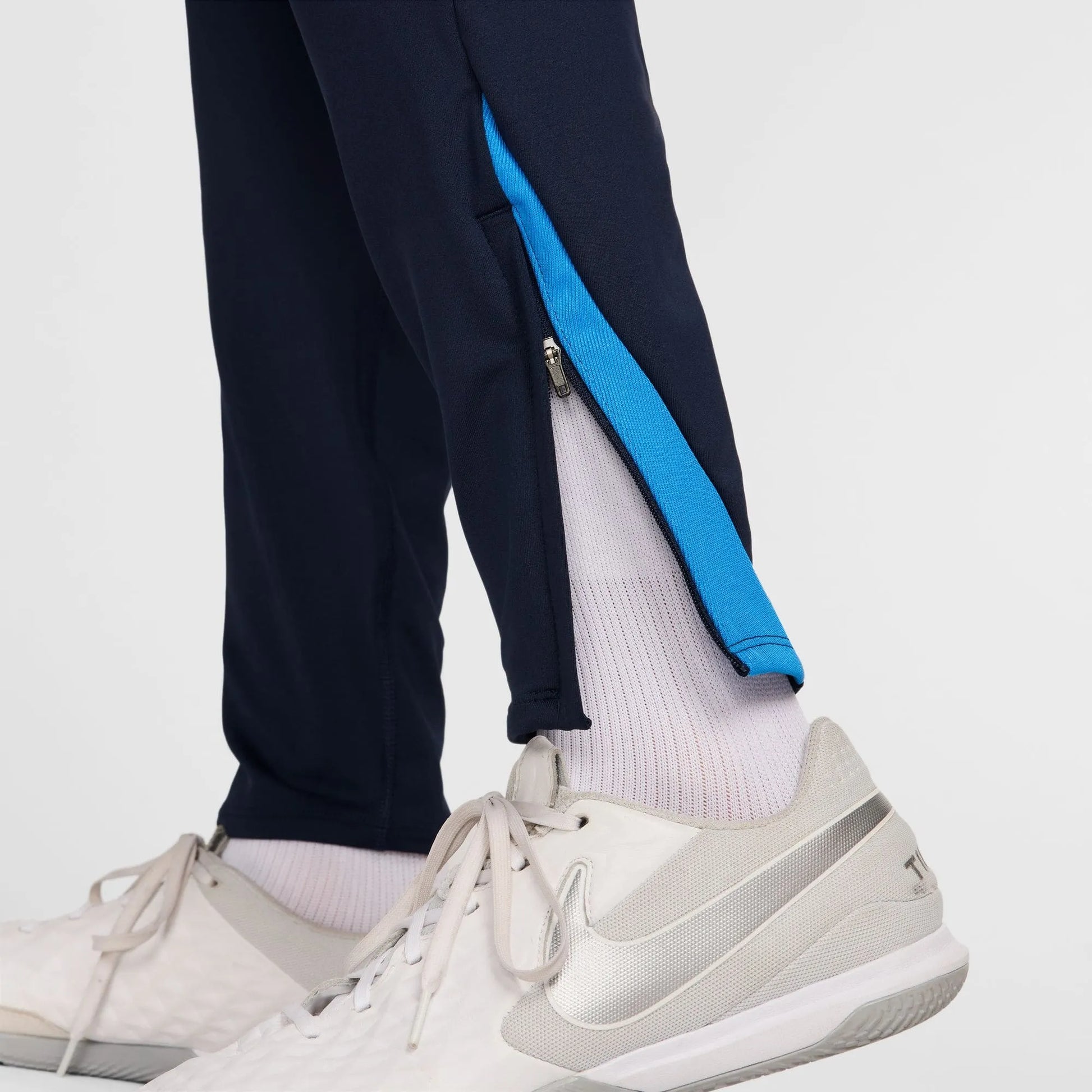 Nike 2024-25 Chelsea Men's Strike Pants (Detail 4)