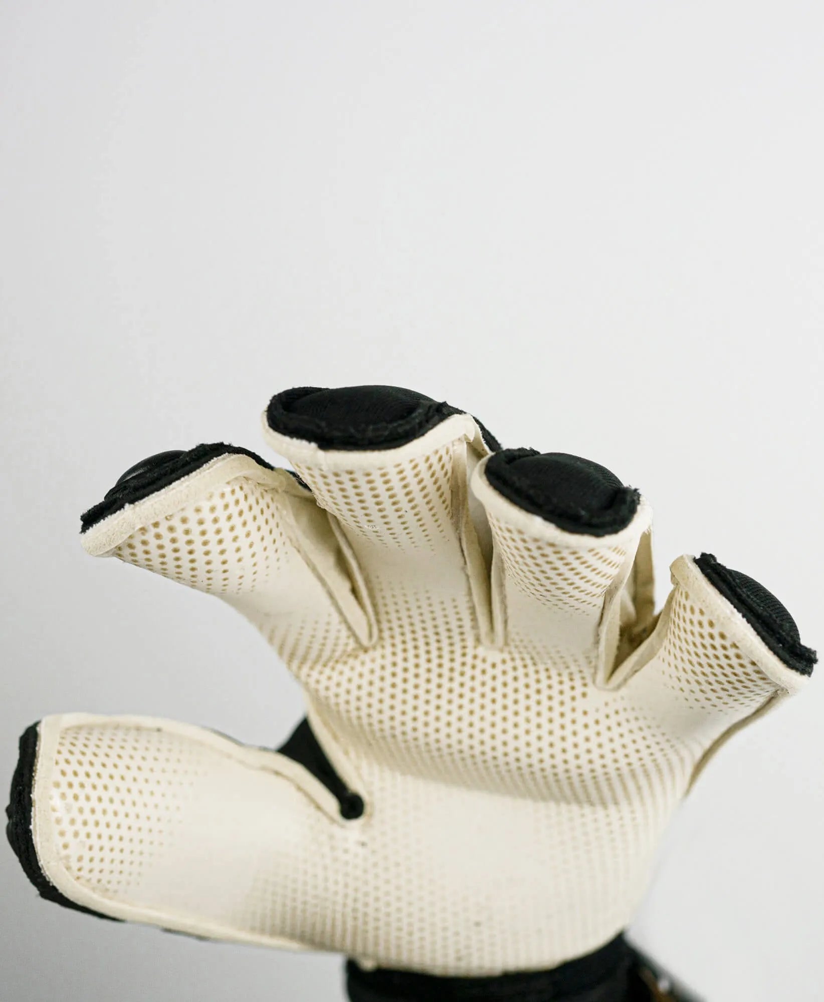 Reusch Attrakt Gold X Glueprint Ortho-Tec Goalkeeper Gloves - Black-Gold (Detail 1)