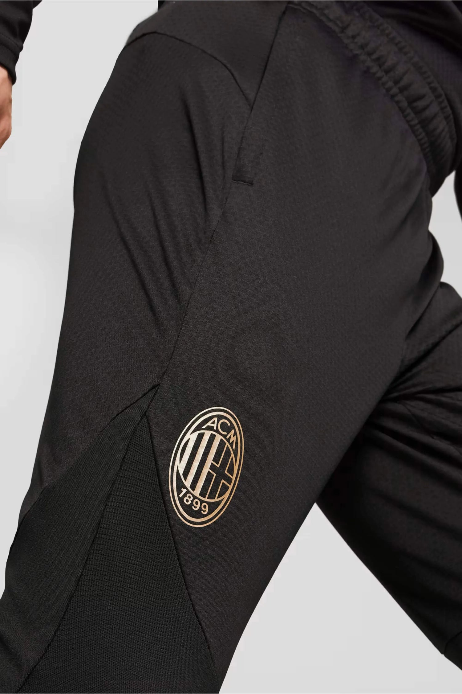 Puma 2024-25 AC Milan Men's Training Pants (Detail 1)