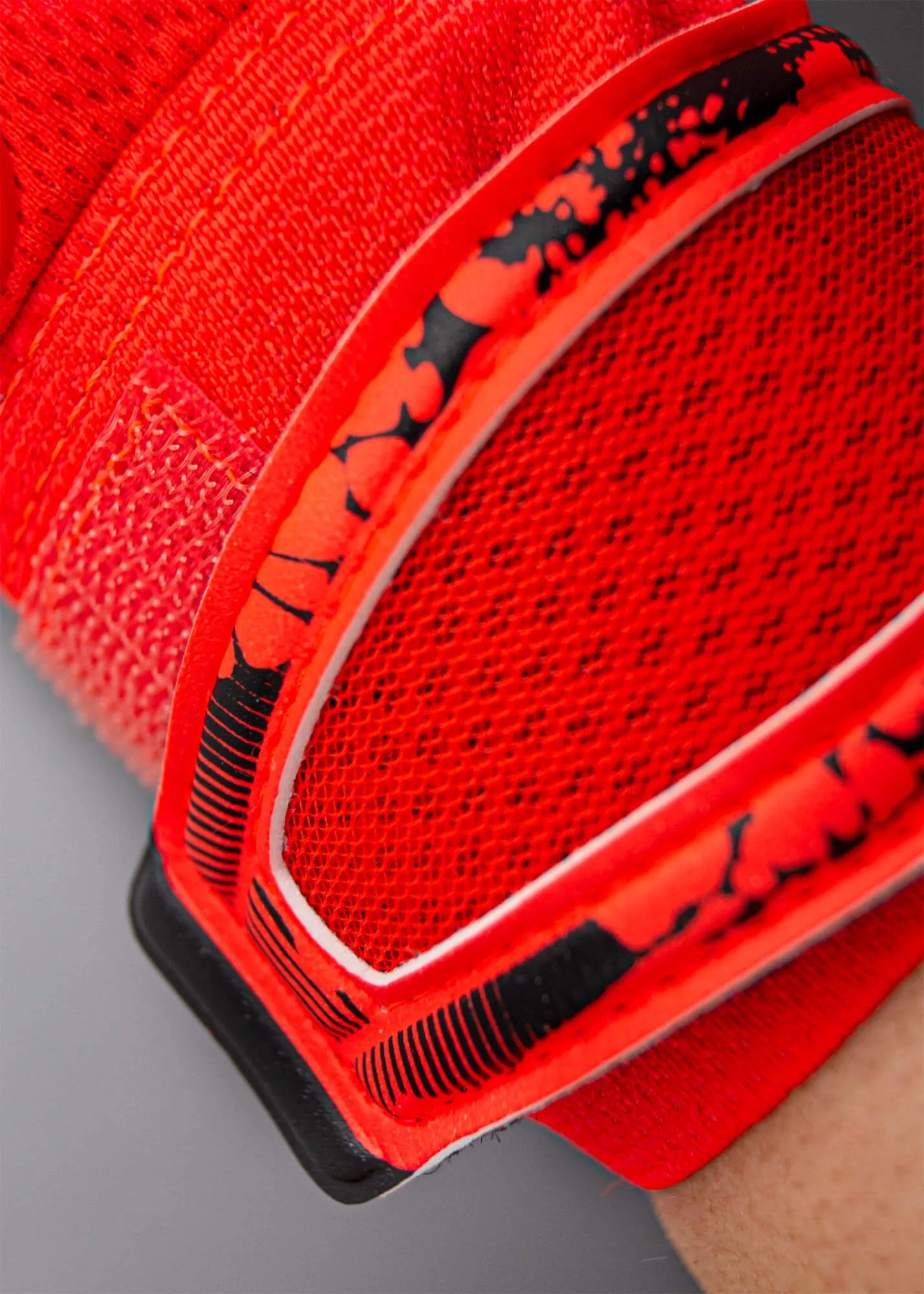 Reusch JR Attrakt Fusion FS Guardian Goalkeeper Gloves - Bright Red-Blue-Black (Detail 3)