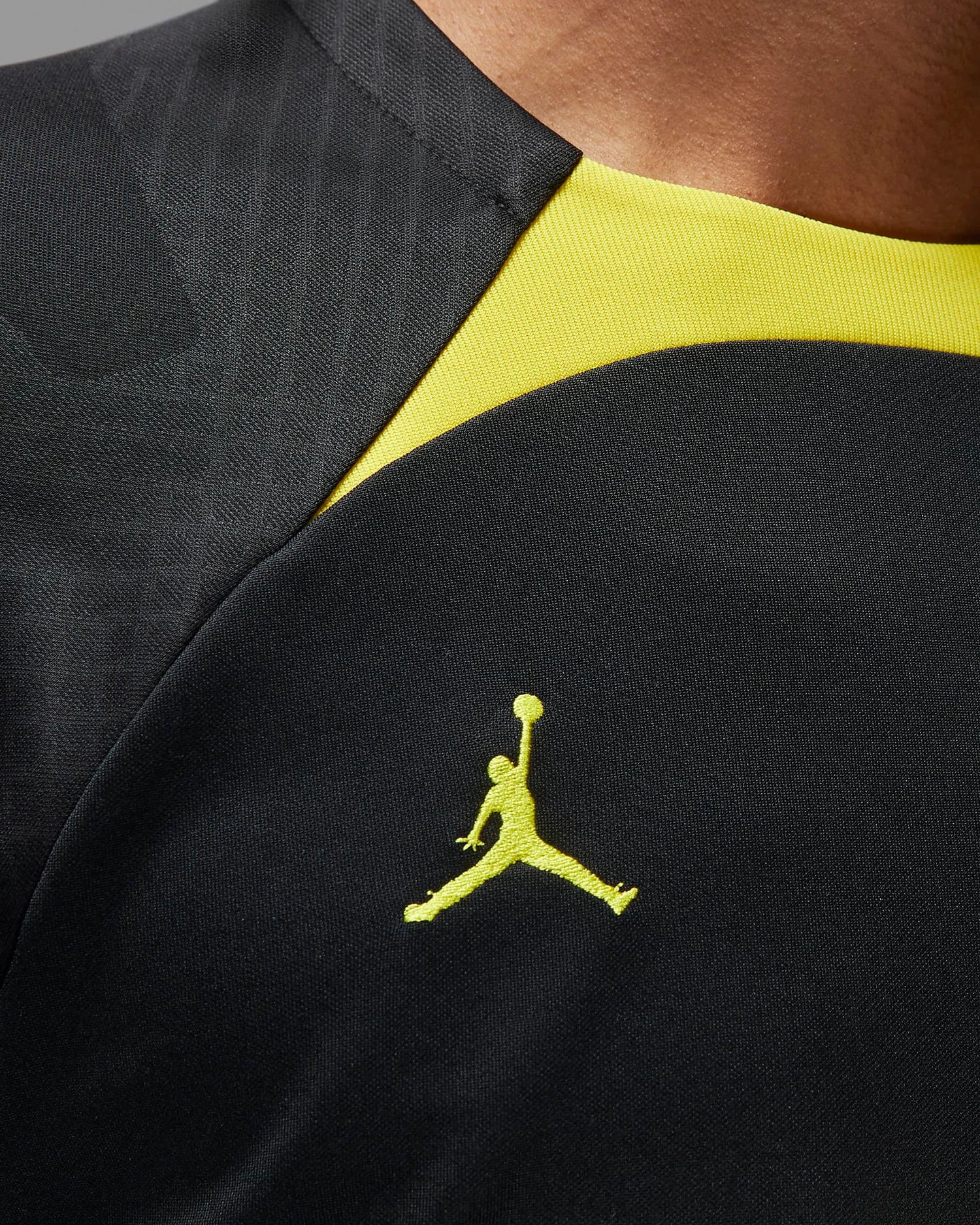 Jordan 2023-24 PSG Men's Strike Drit-Fit Knit Top (Detail 2)