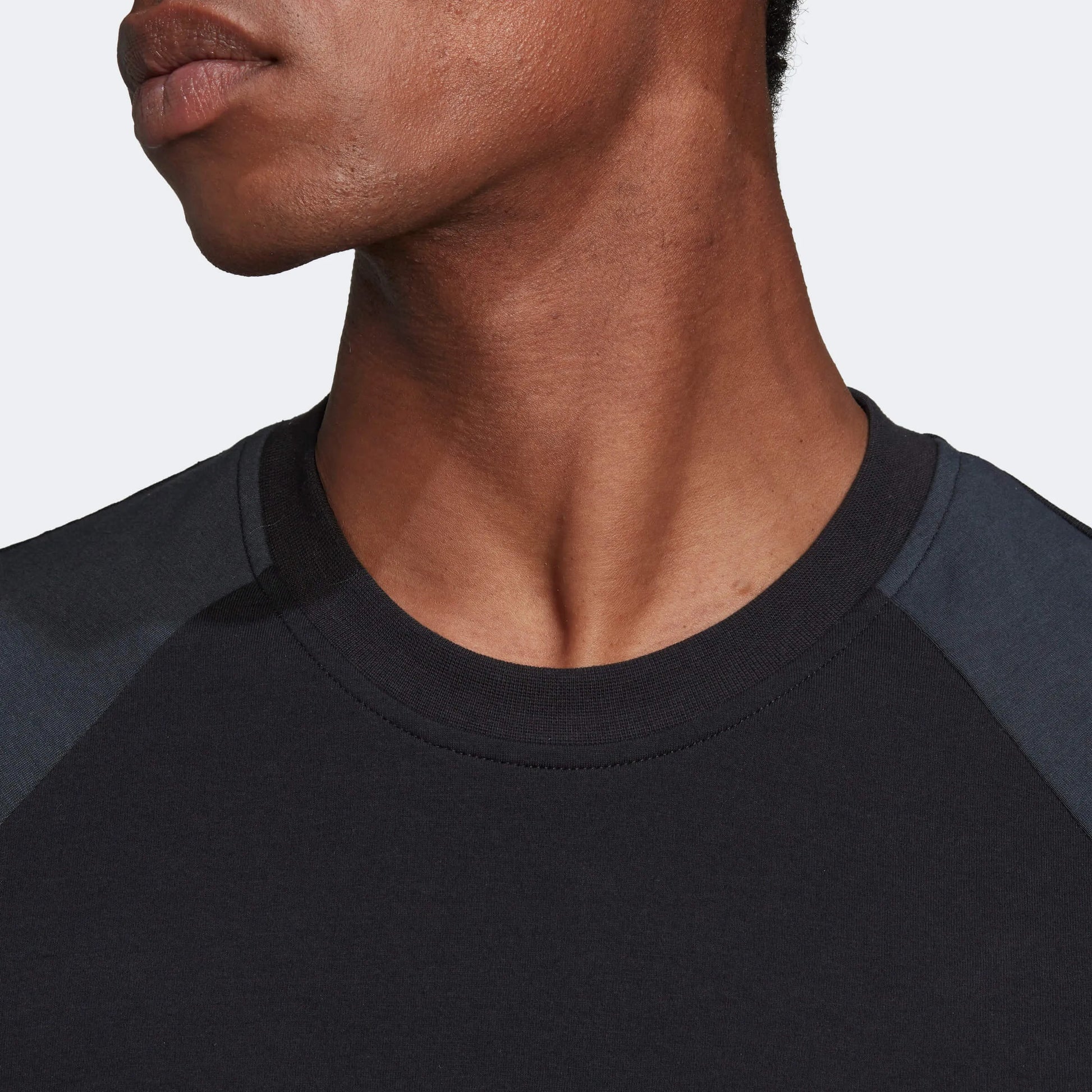 adidas 2022-23 Arsenal Travel Tee - Black (Detail 1)