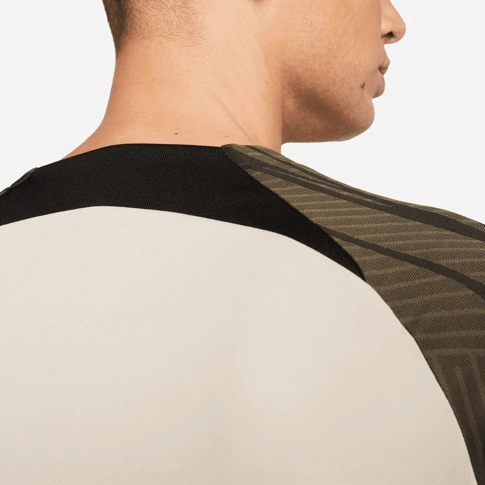 Nike 2023-24 Barcelona Men's DF Strike Top (Detail 2)
