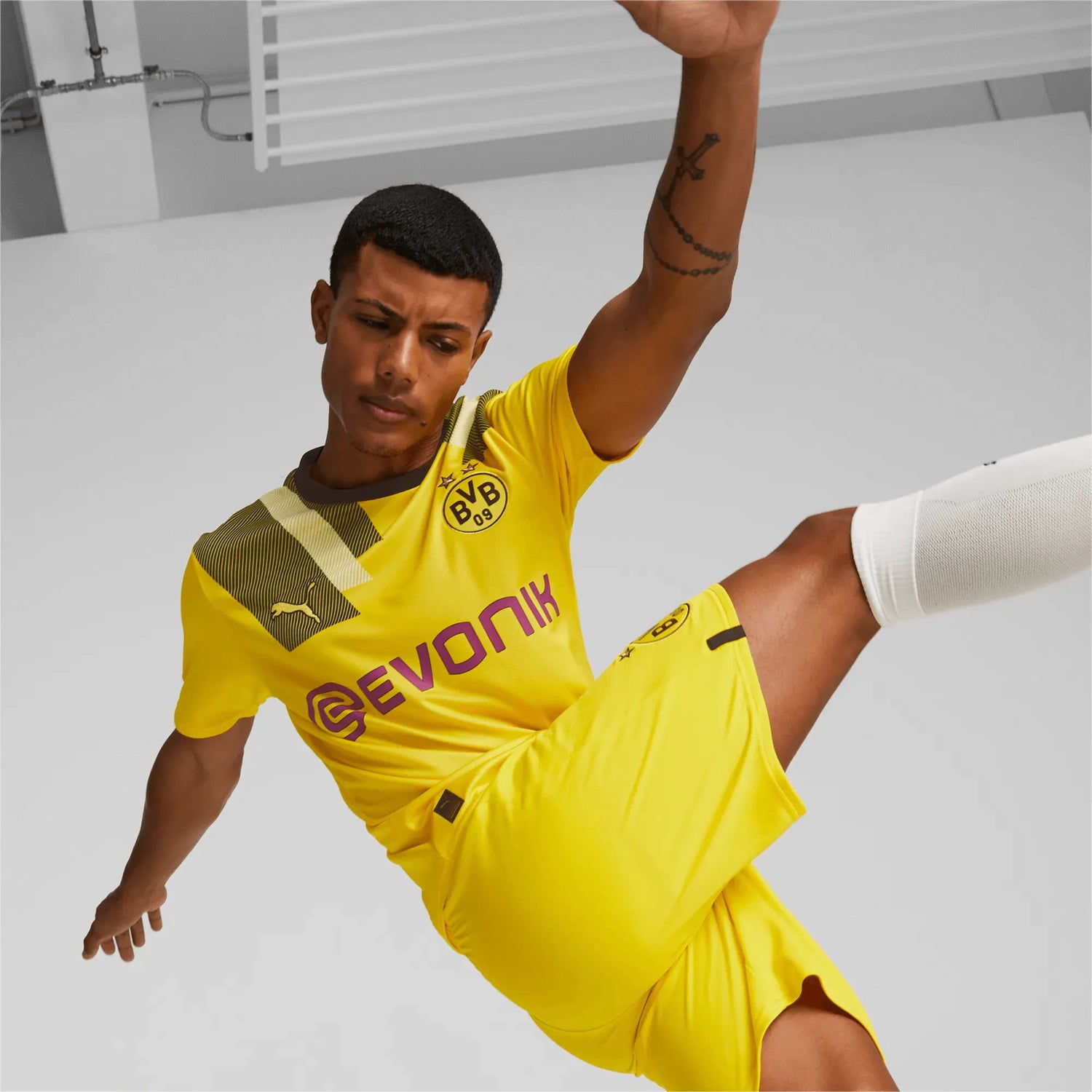 Puma 2022-23 Borussia Dortmund Cup Jersey - Cyber Yellow (Model - Front)