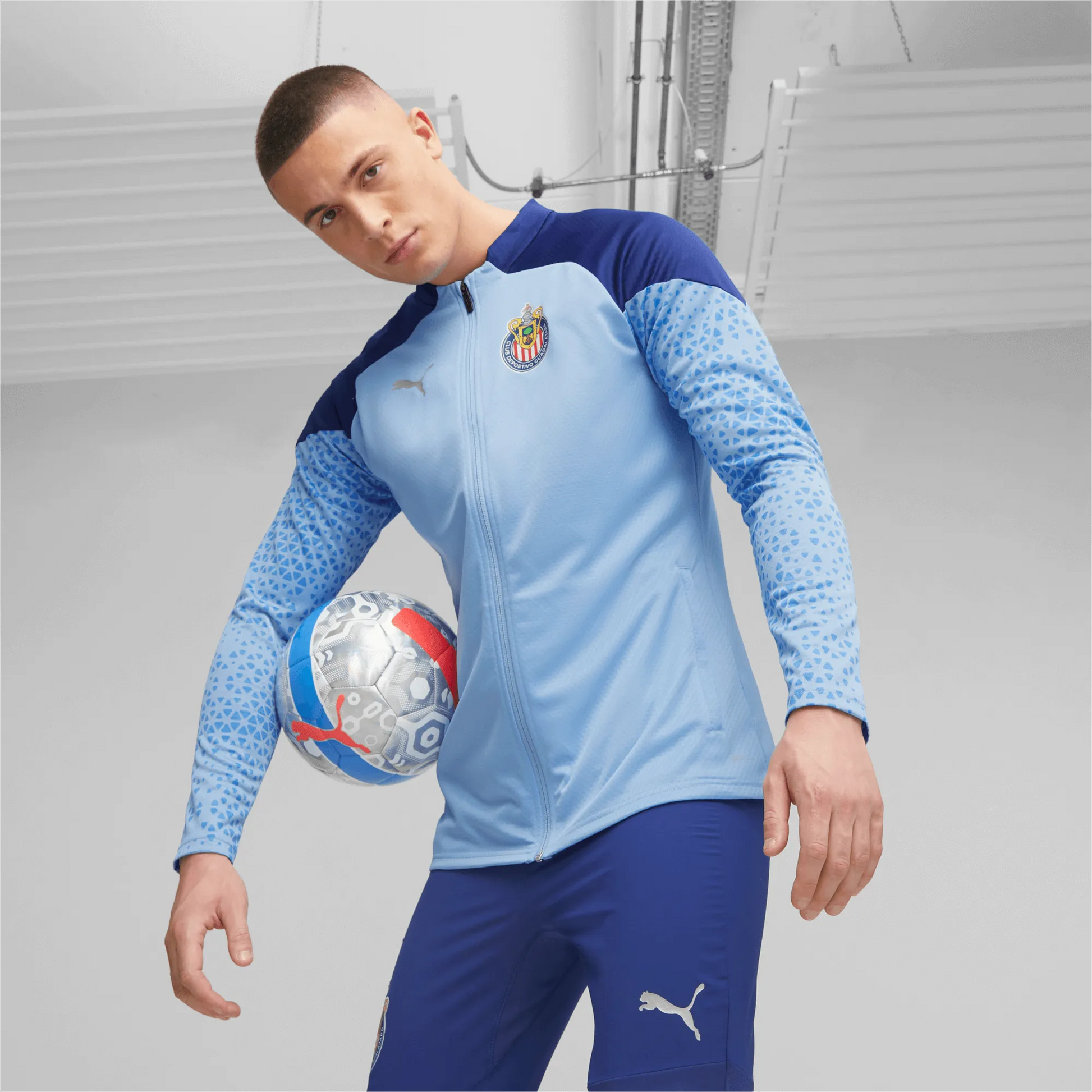 Puma 2023-24 Chivas Men's Training Jacket Day Dream-Elektro Blue (Model - Front)