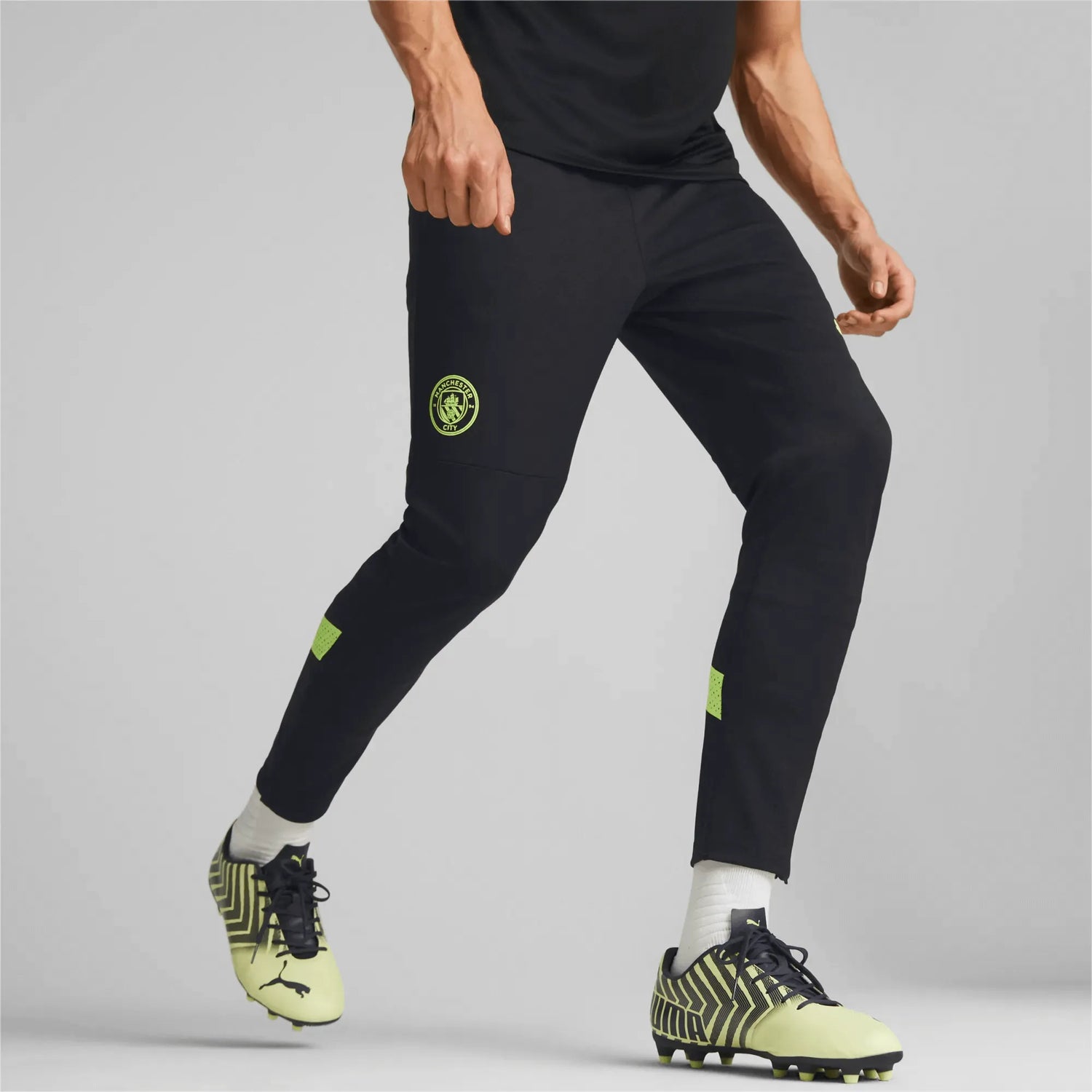 Puma 2022-23 Manchester City Training Pants Black (Model - Front)