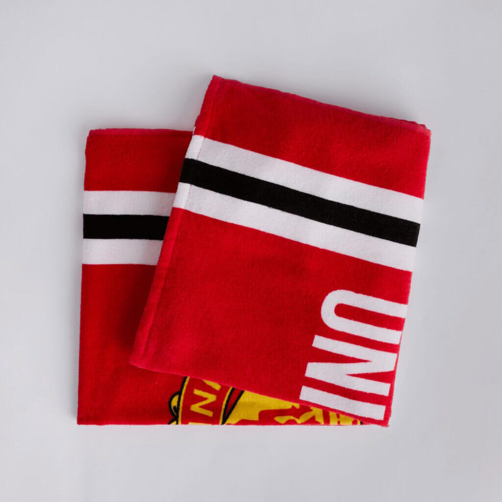 Manchester United Core Stripe Towel (Detail 1)