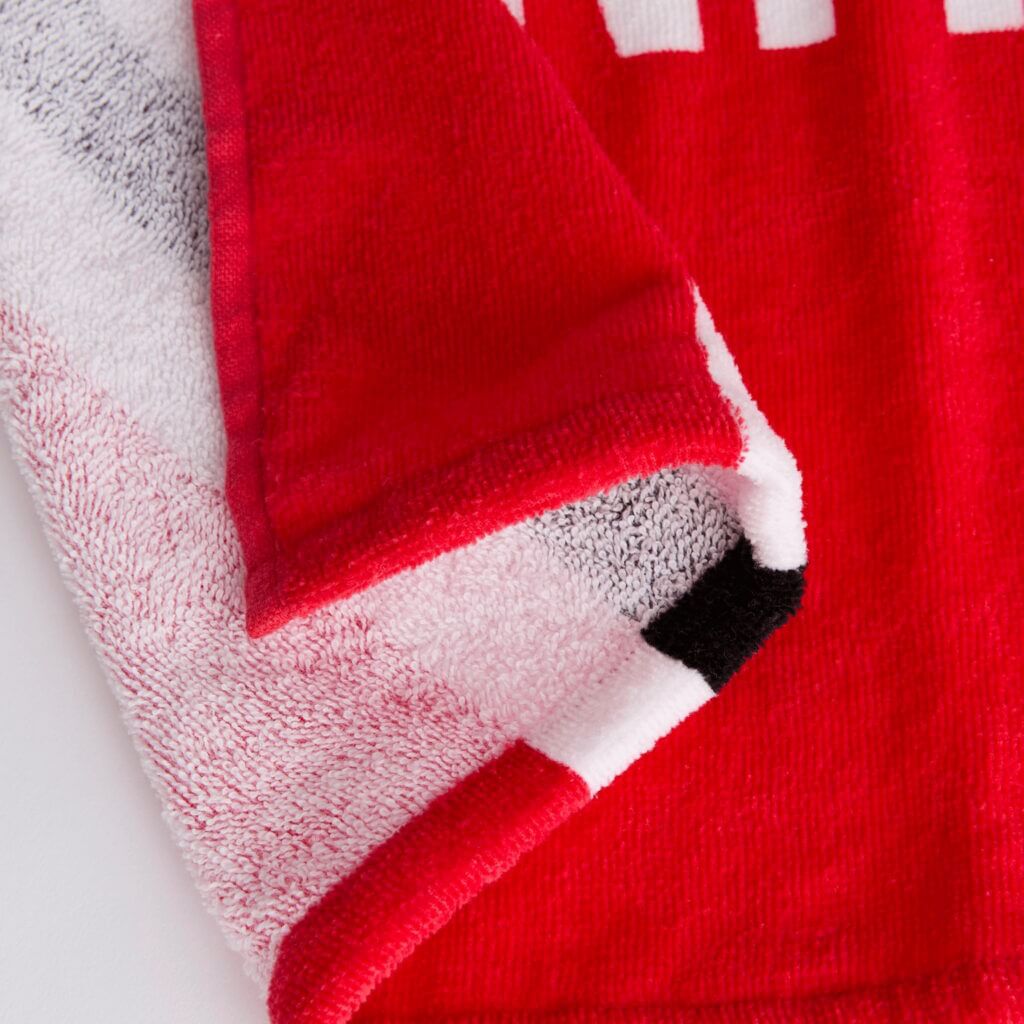 Manchester United Core Stripe Towel (Detail 3)