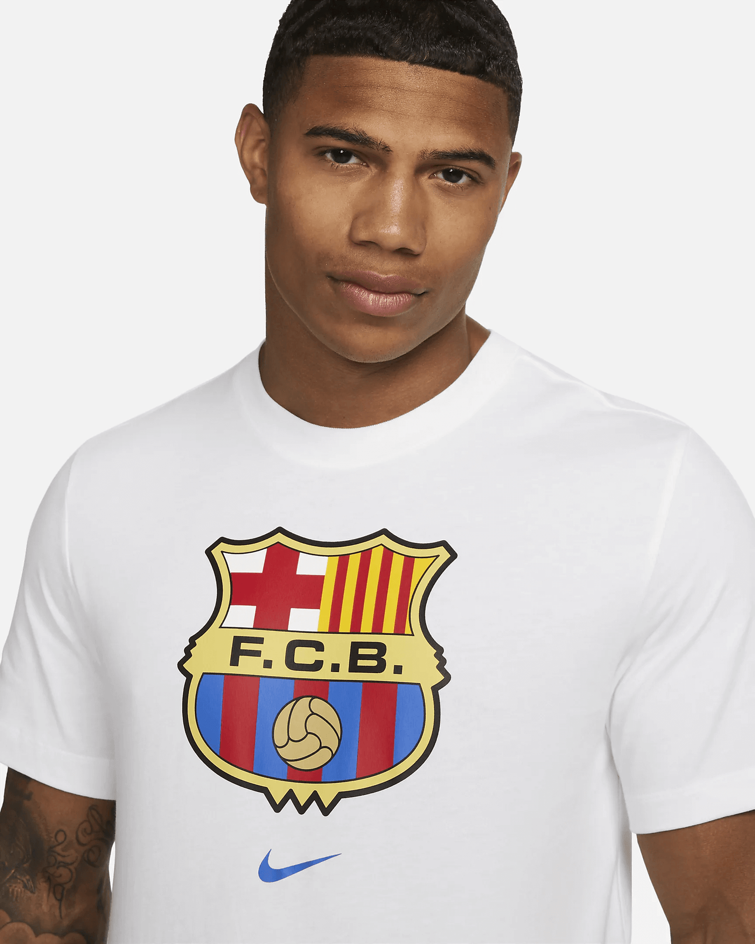Nike 2023-24 Barcelona Crest Tee - White (Detail 1)