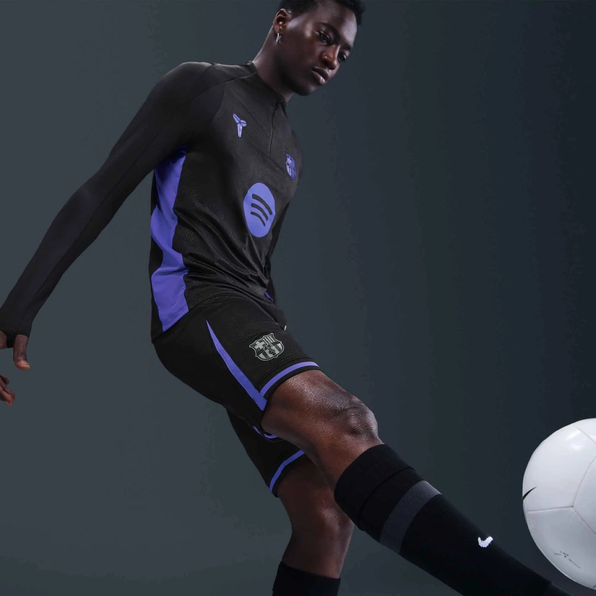 Nike 2025-26 Barcelona Men's Stadium Away Shorts (Model - Side)