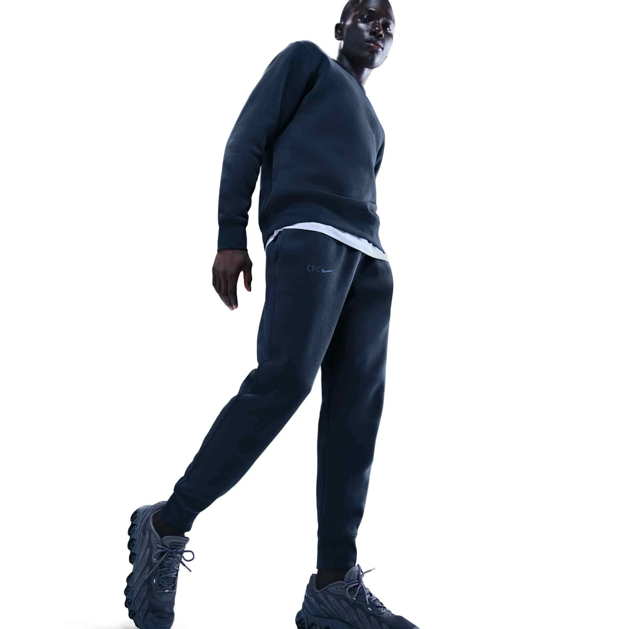 Nike 2025-26 Chelsea Men's Club Jogger (Model - Side)