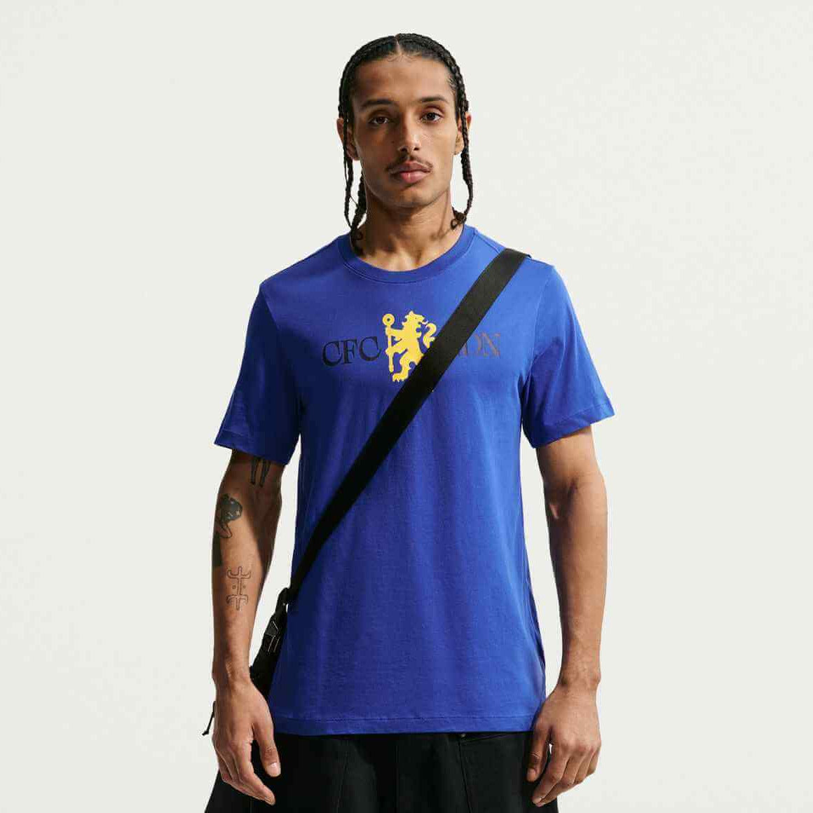 Nike 2026-27 Chelsea Men's Crest Tee (Model - Front)