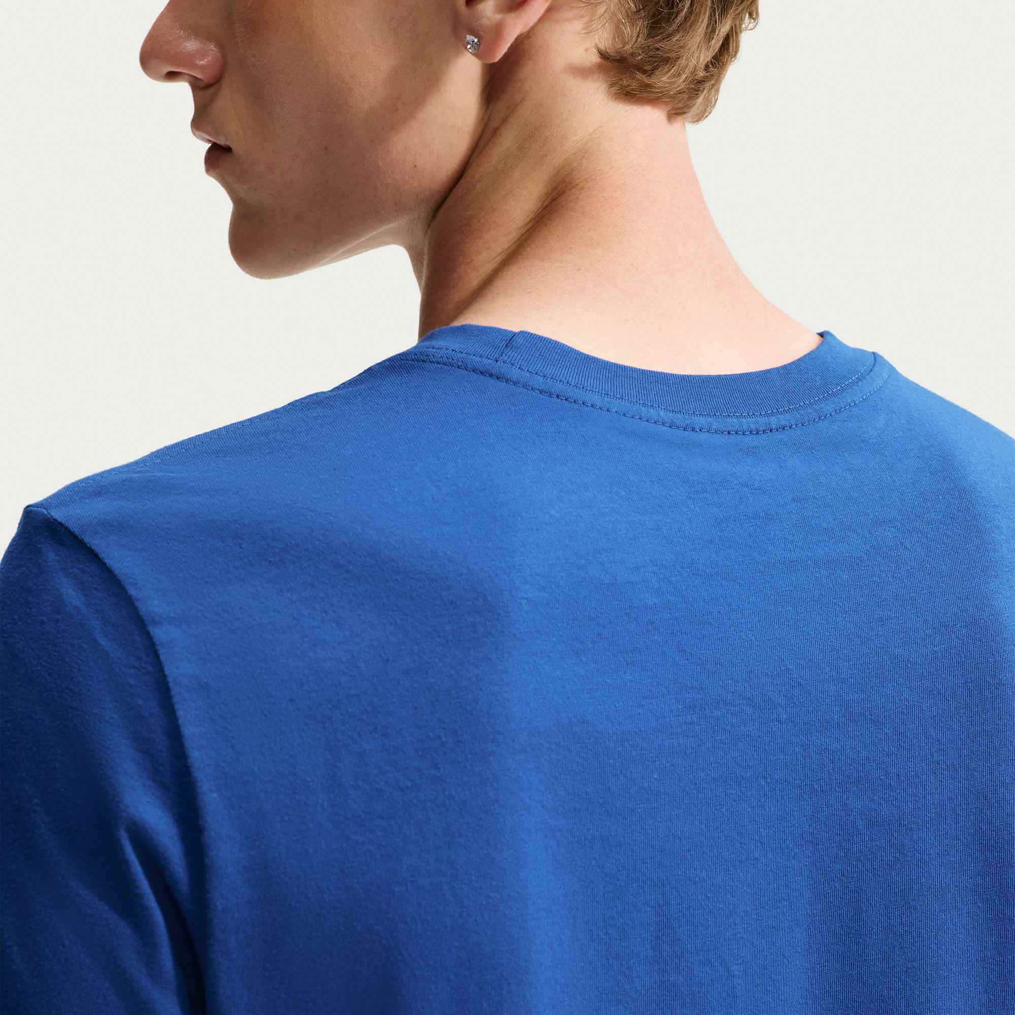 Nike 2026-27 Chelsea Men's Shield Crest Tee (Detail 1)