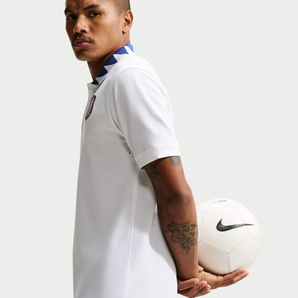 Nike 2026-27 Chelsea Men's The Nike Polo 2.0 (Model - Side)