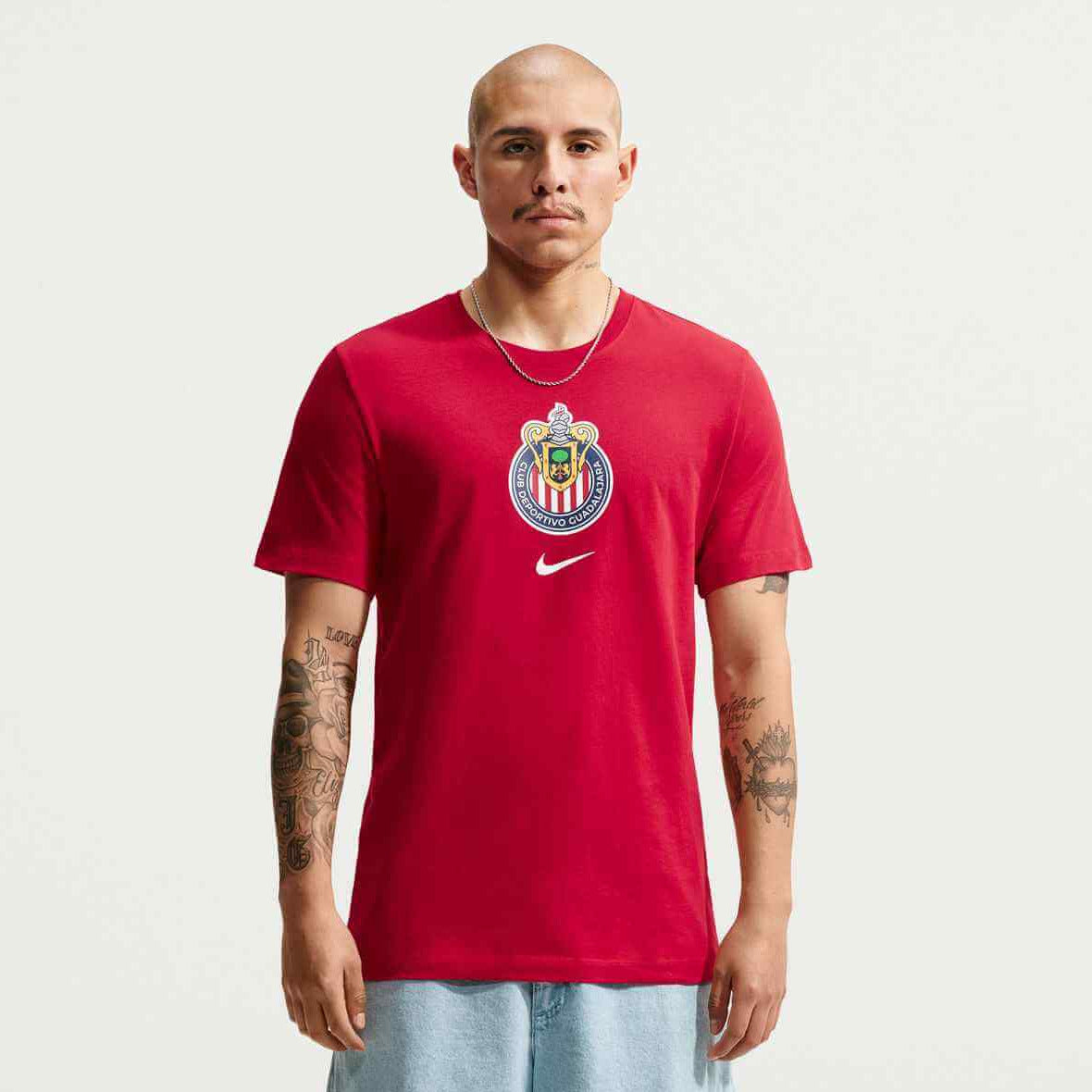 Nike 2026-27 Chivas Men's Crest Tee (Model - Front)