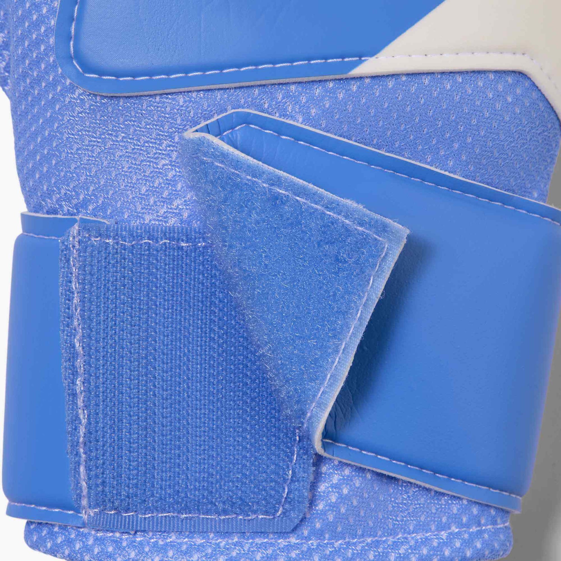Nike Match Goalkeeper Gloves (Detail 1)