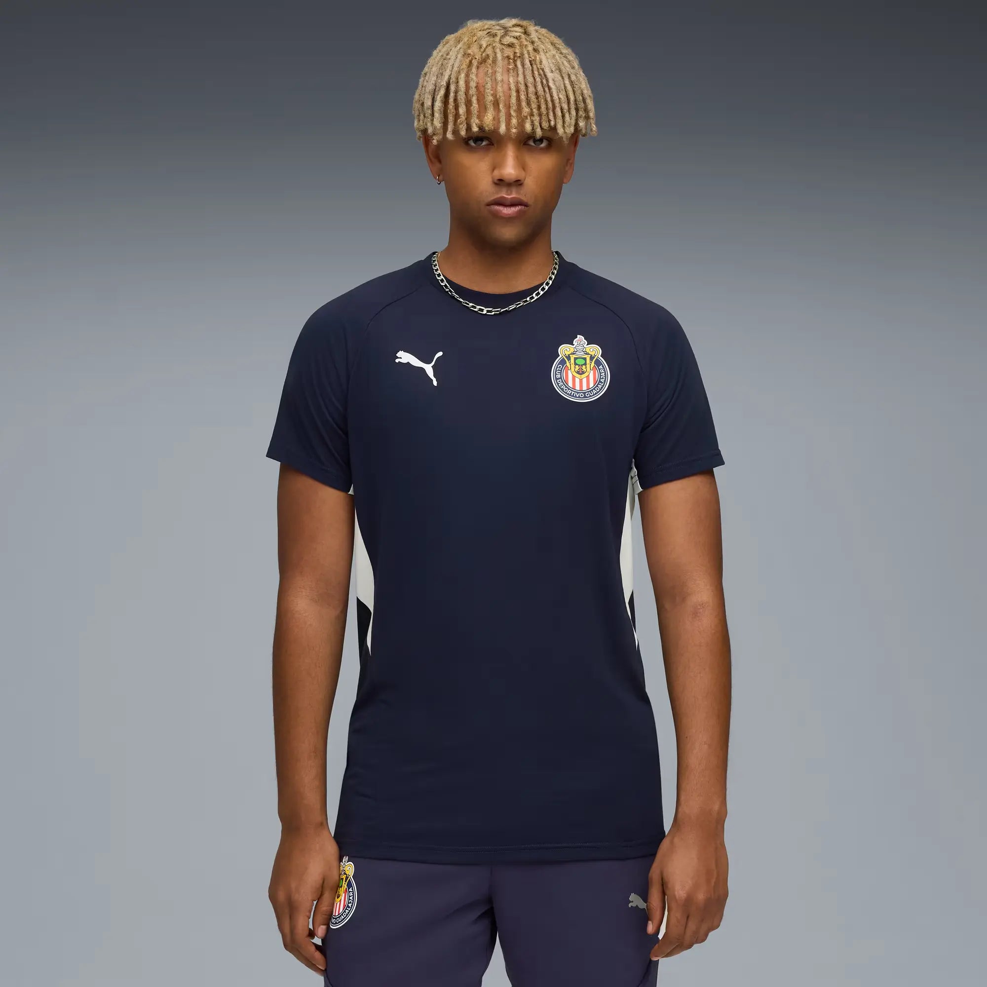 Puma 2025-26 Chivas Men's EVOSTRIPE Tee (Model - Front)