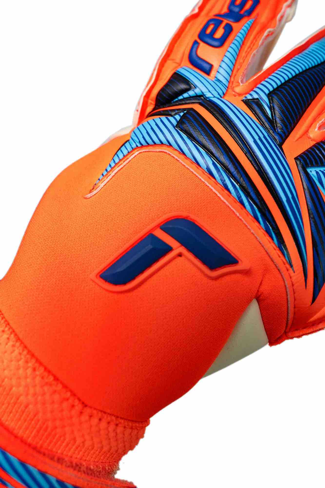 Reusch Attrakt Gold X Evolution Goalkeeper Gloves (Detail 3)