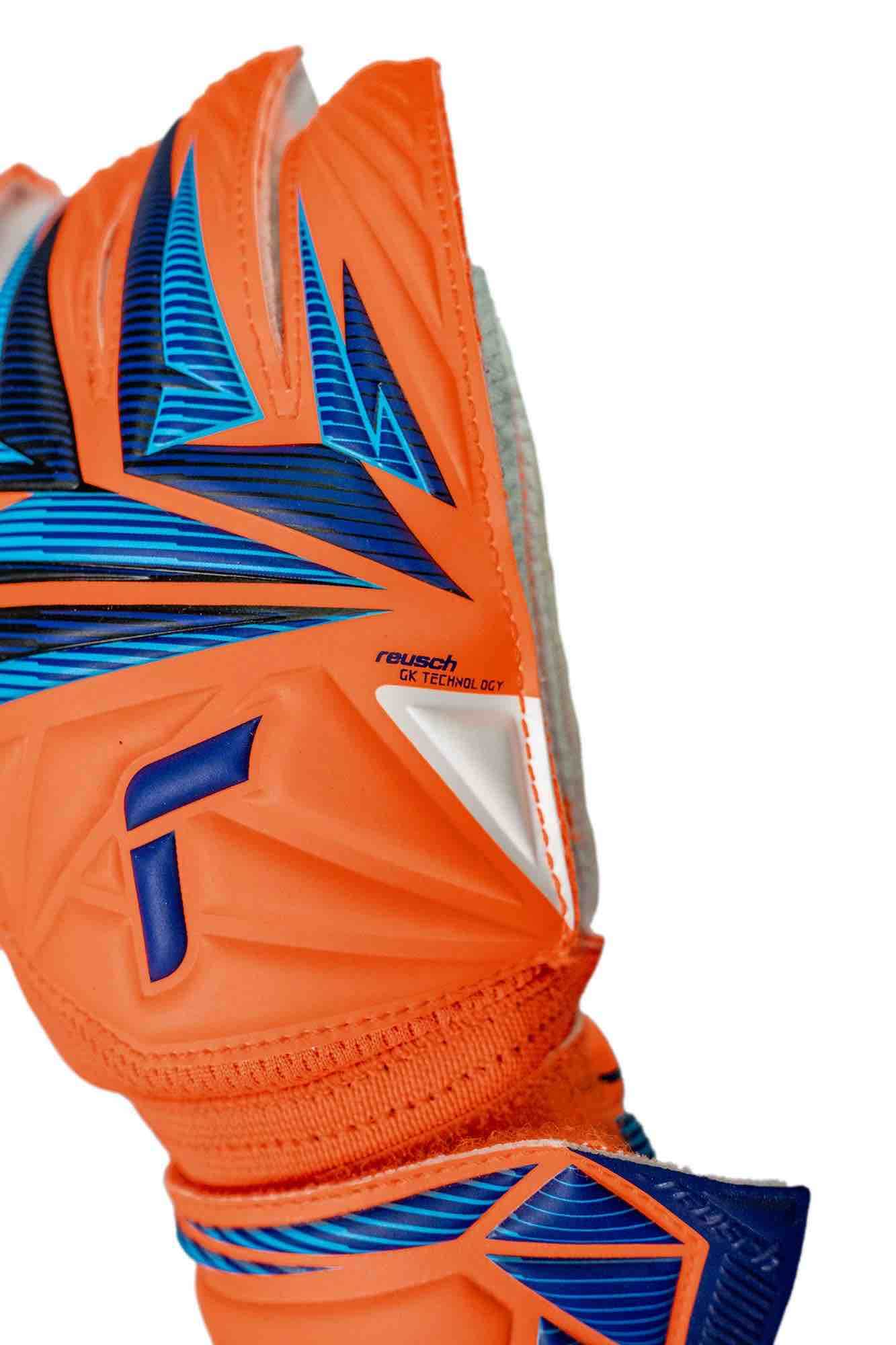 Reusch Junior Attrakt Advance Goalkeeper Gloves (Detail 3)