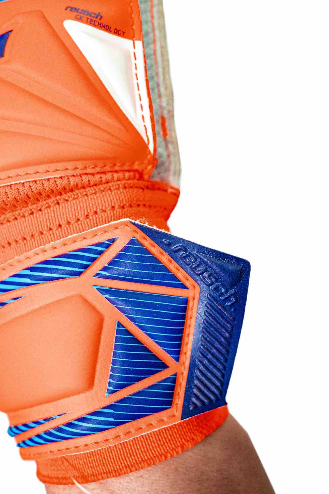 Reusch Junior Attrakt Advance Goalkeeper Gloves (Detail 4)