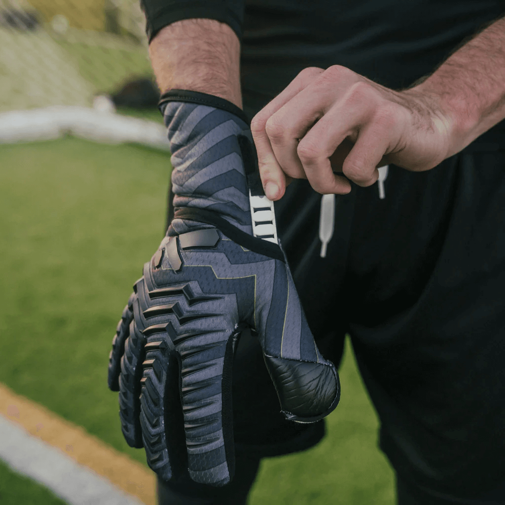 Storelli Electric Charge Finger Spine Protection Goalkeeper Gloves Black (Detail 1)