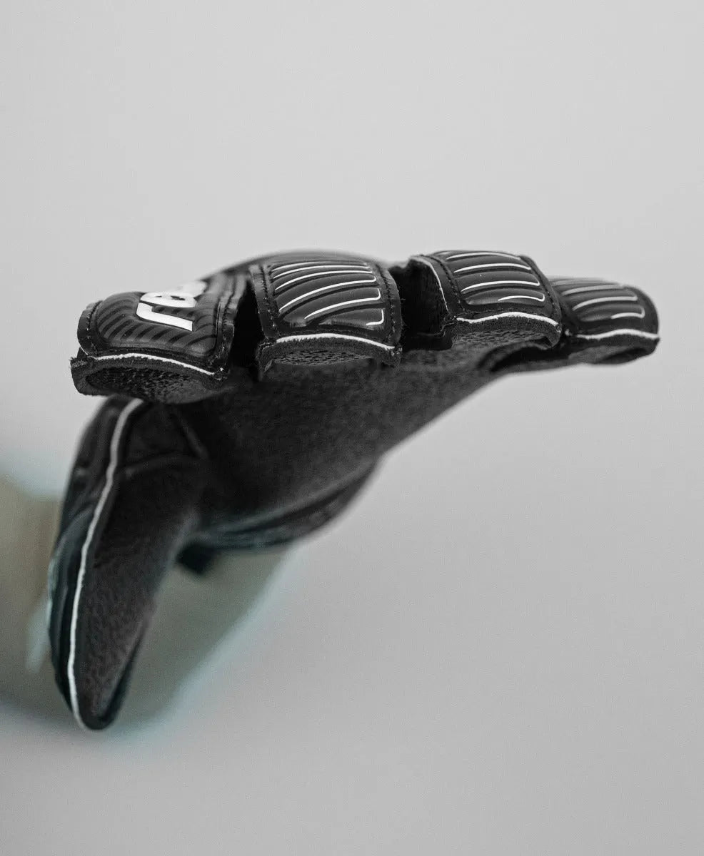 Reusch Attrakt Resist Finger Support - Black (Detail 1)