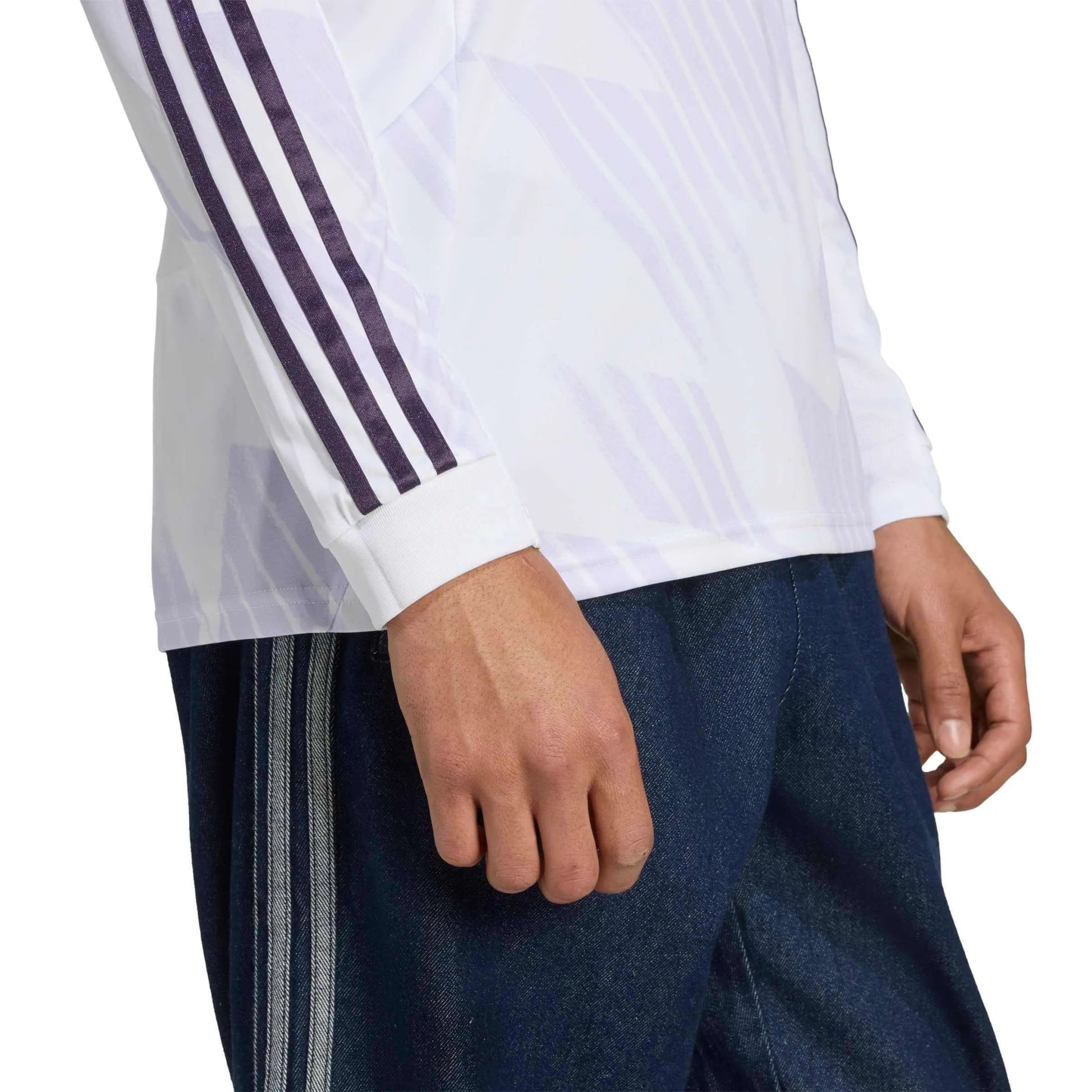 adidas 2025-26 Manchester United Men's Stadium Away Long-Sleeve Soccer Jersey (Detail 2)