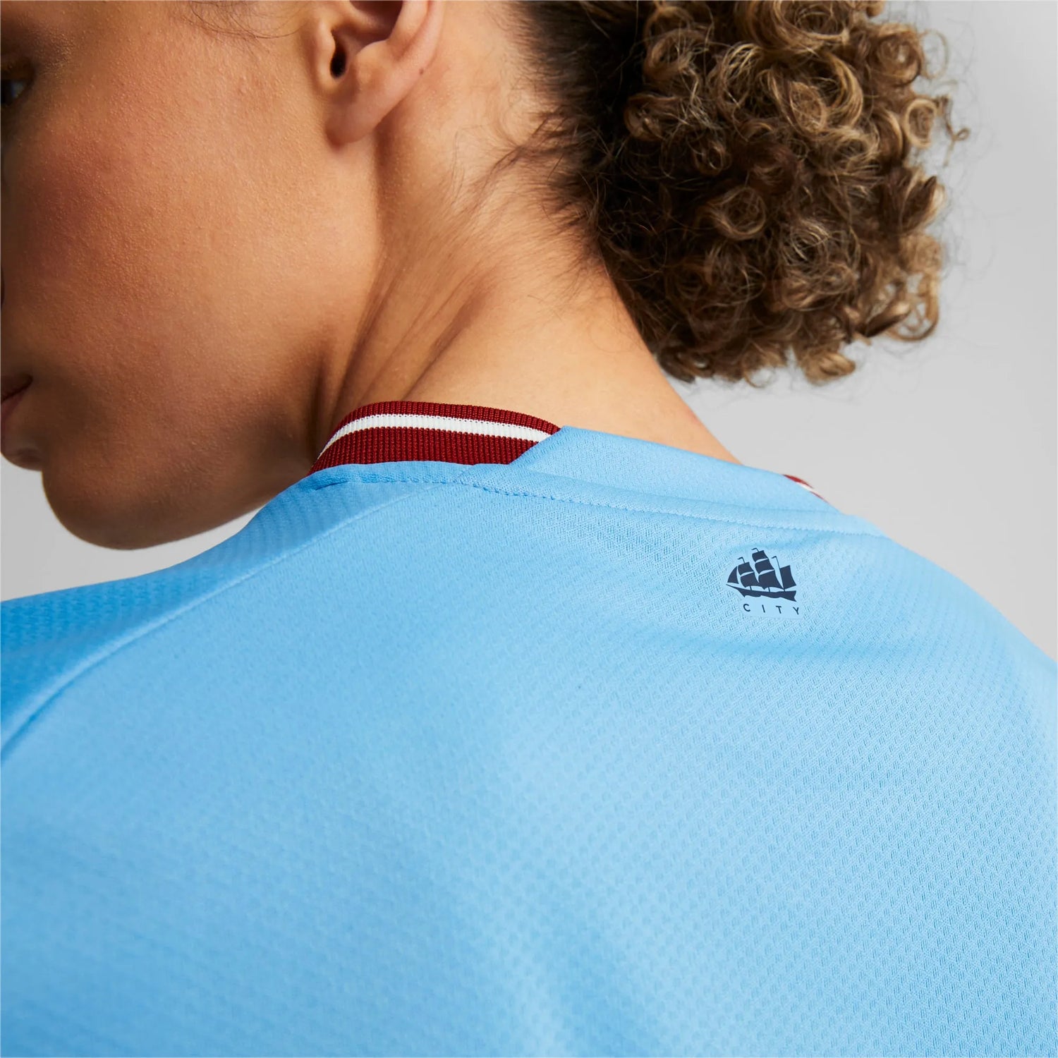 Puma 2022-23 Manchester City Women's Home Jersey - Light Blue (Detail 2)