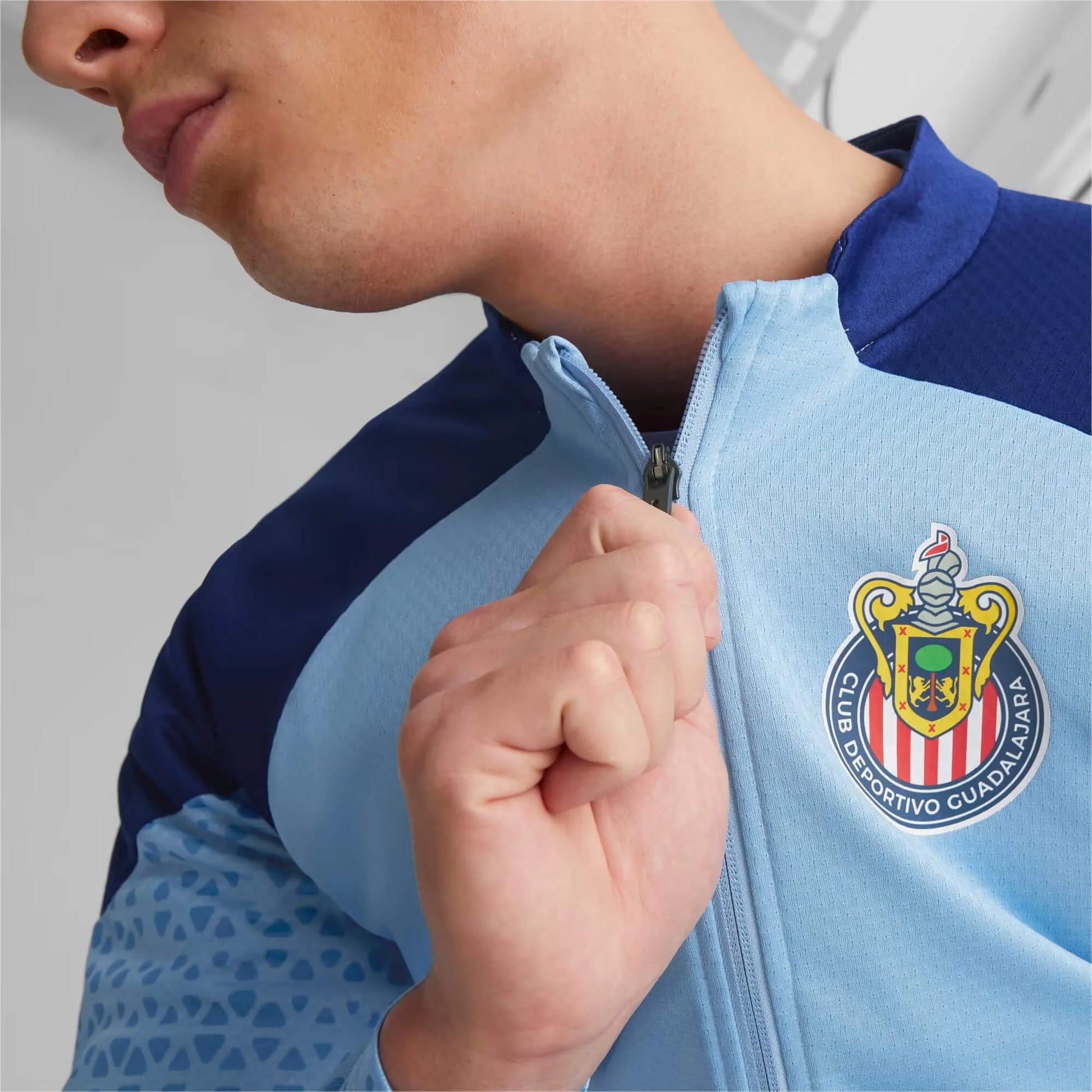 Puma 2023-24 Chivas Men's Training Jacket Day Dream-Elektro Blue (Detail 1)