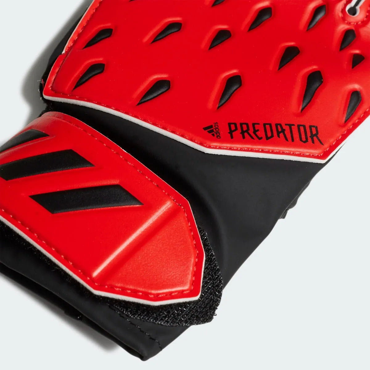 Adidas JR Predator Training Goalkeeper Gloves - Red-Black (Detail 2)