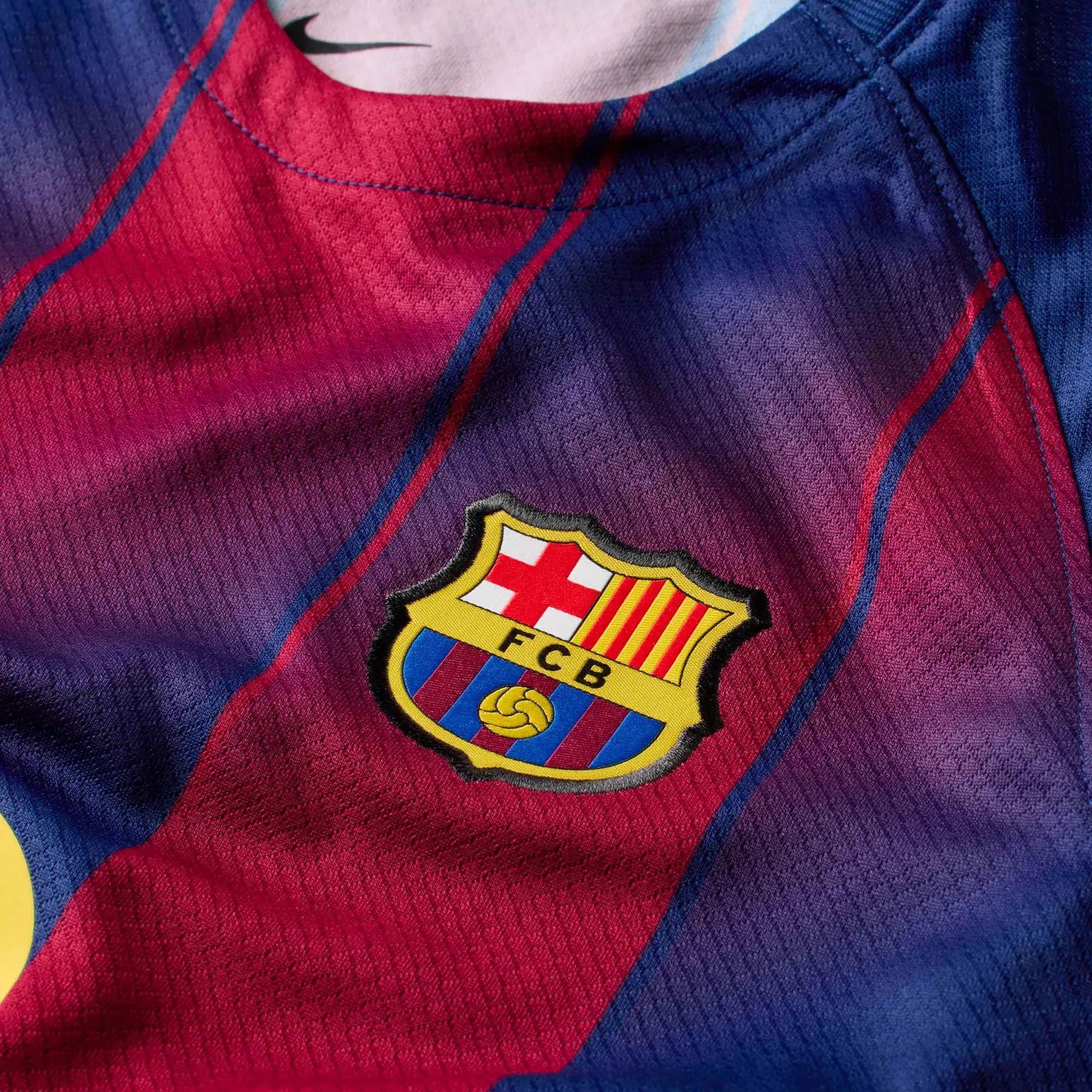 Nike 2025-26 Barcelona Little Kids' Stadium Home Kit (Detail 2)