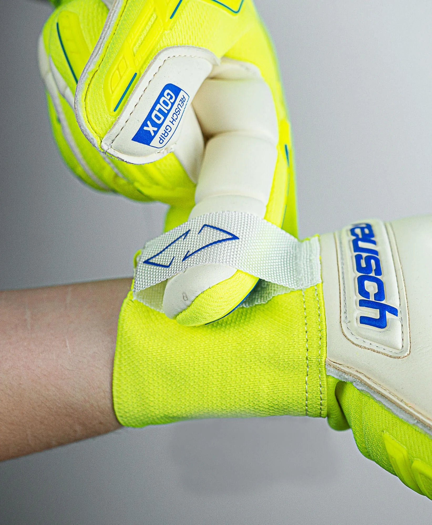 Reusch Attrakt Freegel Gold X Finger Support Goalkeeper Gloves - Yellow-Blue-White (Detail 4)