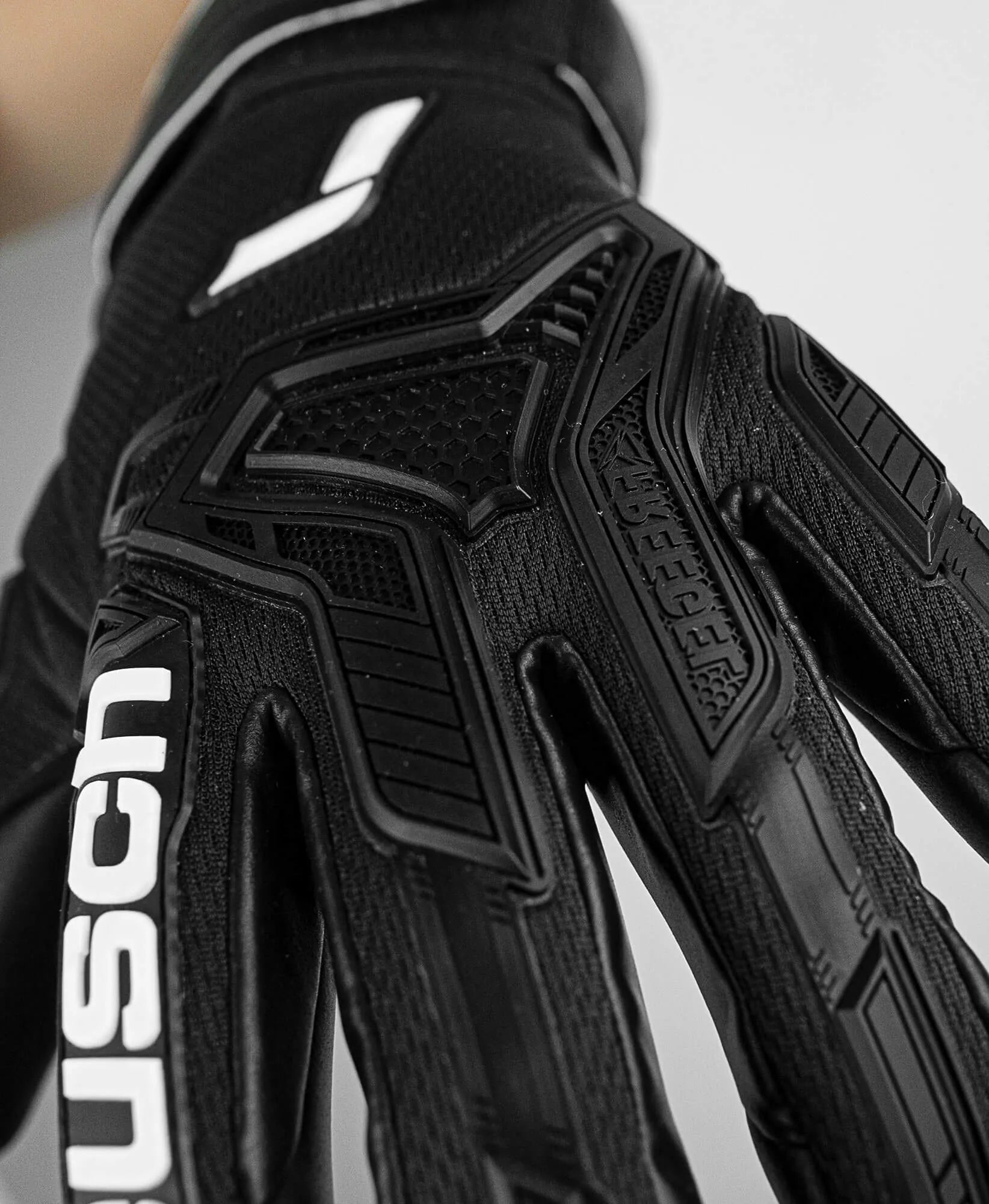 Reusch Attrakt Freegel Infinity FS Goalkeeper Glove - Black (Detail 3)