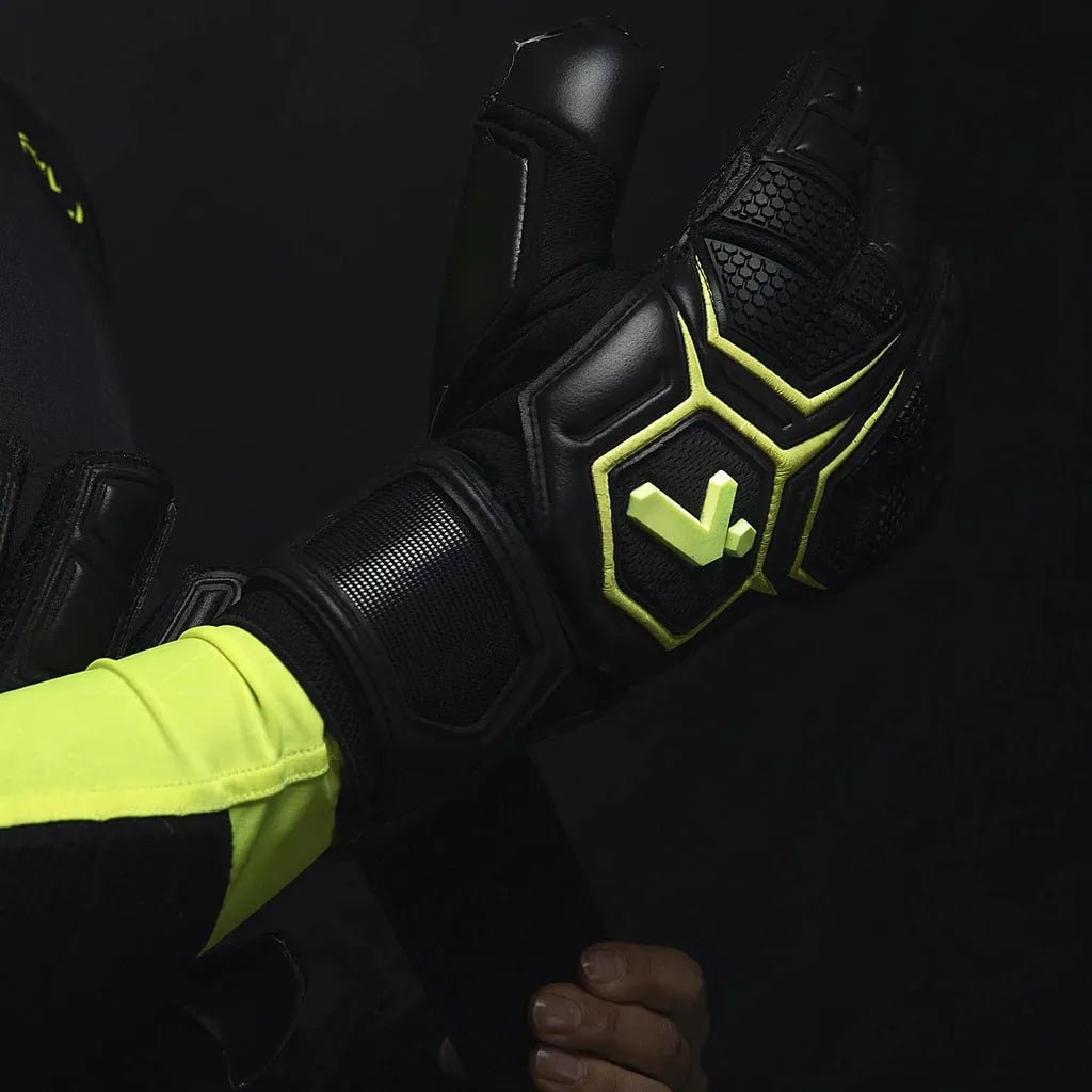 Storelli Gladiator Pro 3 with Spine Glove - Black (Detail 1)