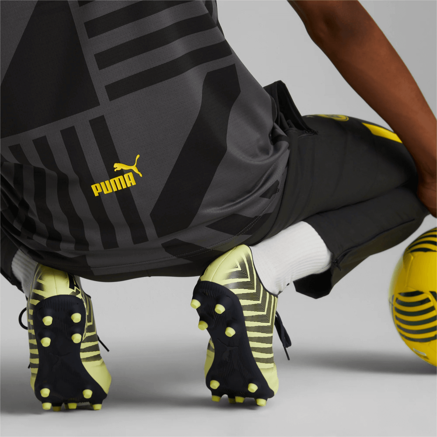 Puma 2022-23 Borussia Dortmund Prematch Training Jersey Black-Yellow (Detail 2)