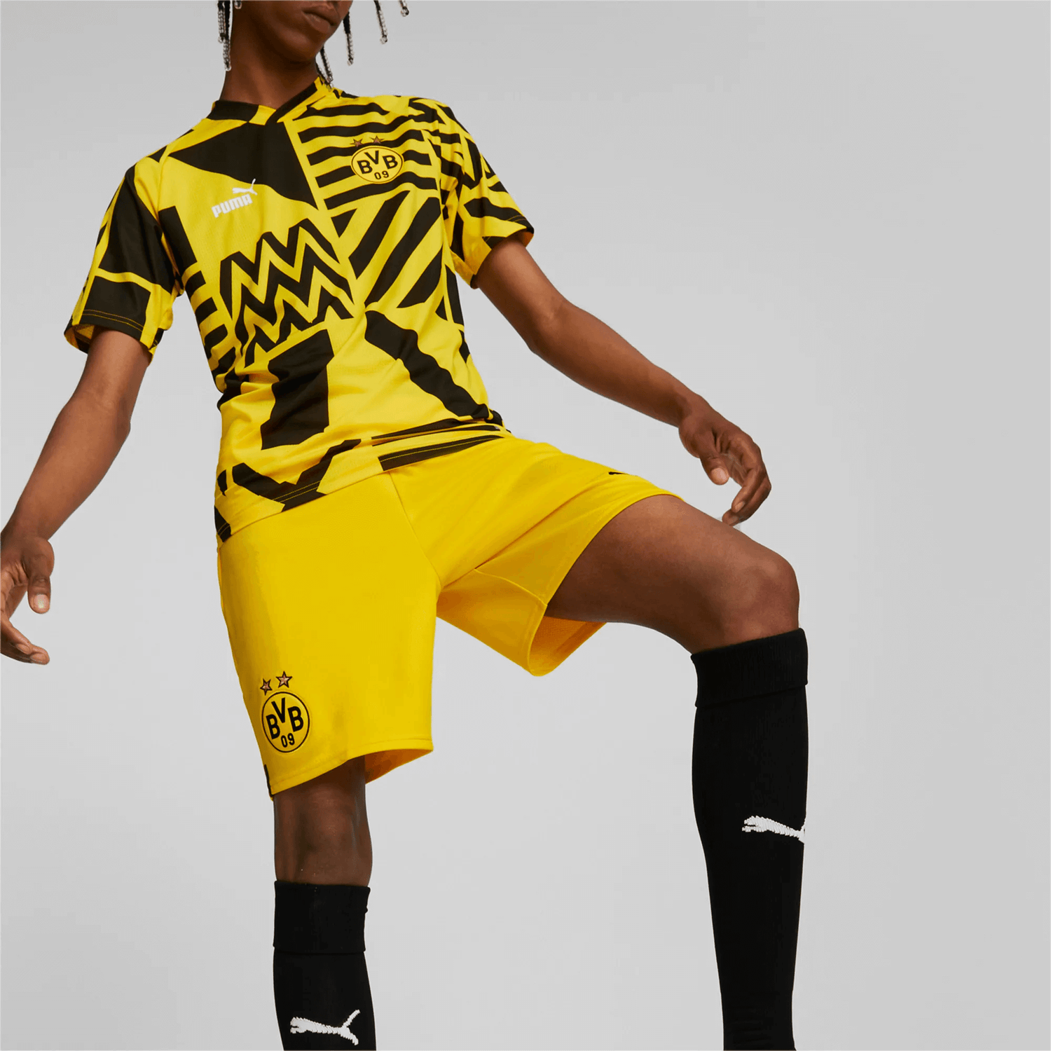 Puma 2022-23 Borussia Dortmund Shorts - Cyber Yellow (Model - Front)