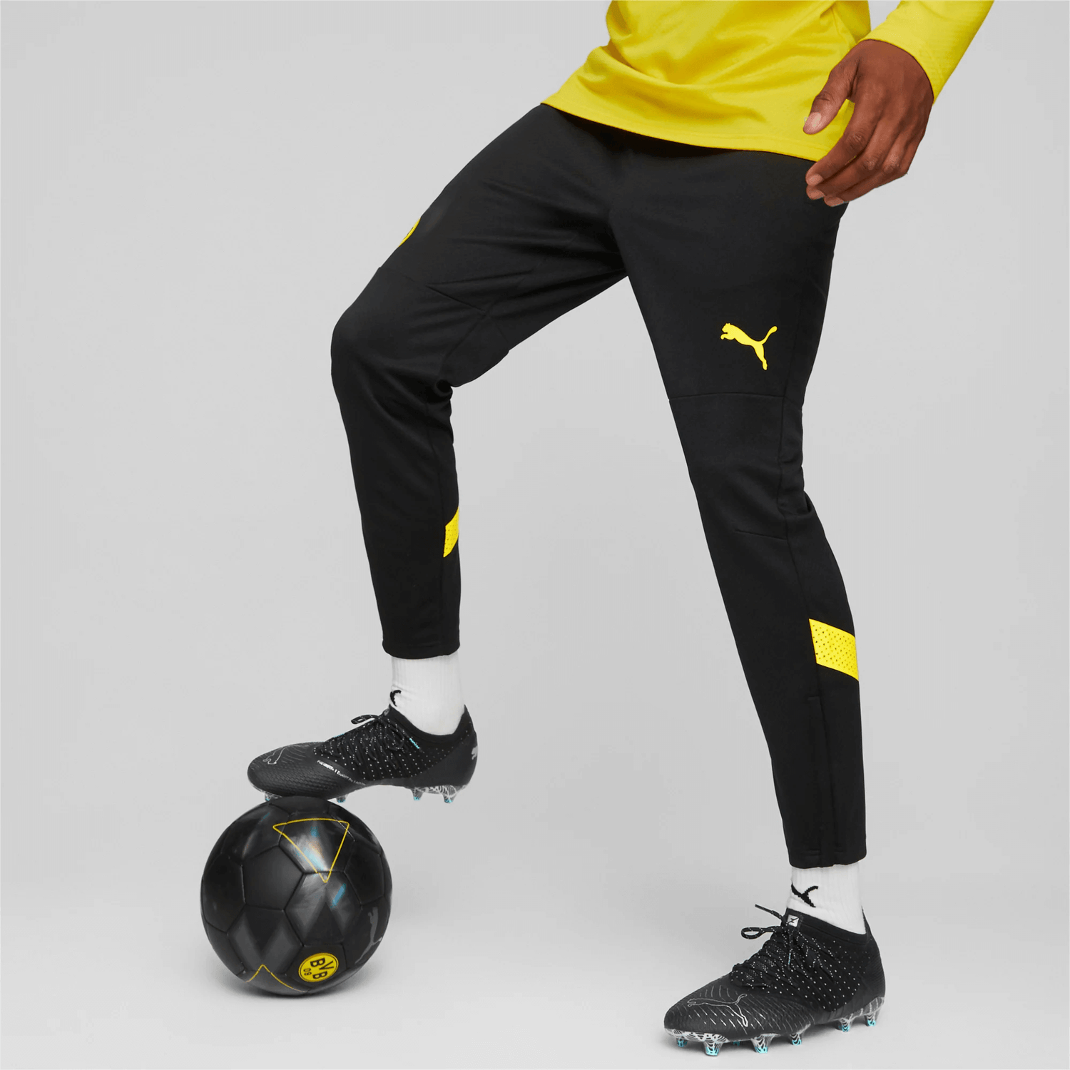 Puma 2022-23 Borussia Dortmund Training Pants Black-Yellow (Model - Front)
