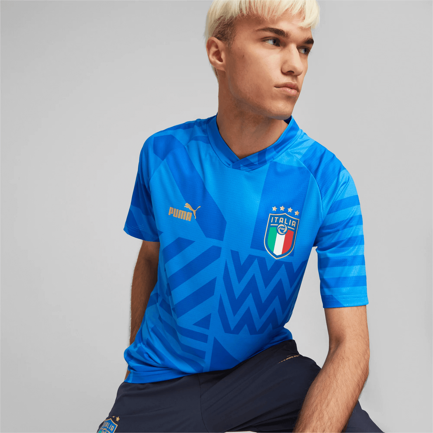 Puma 2022-23 Italy Pre-Match Jersey - Blue (Model - Front)