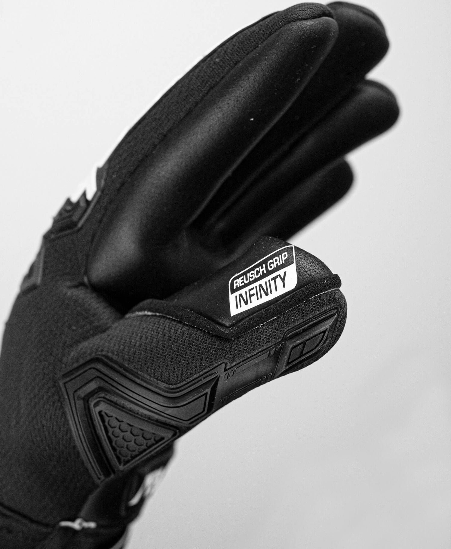 Reusch Attrakt Freegel Infinity FS Goalkeeper Glove - Black (Detail 1)