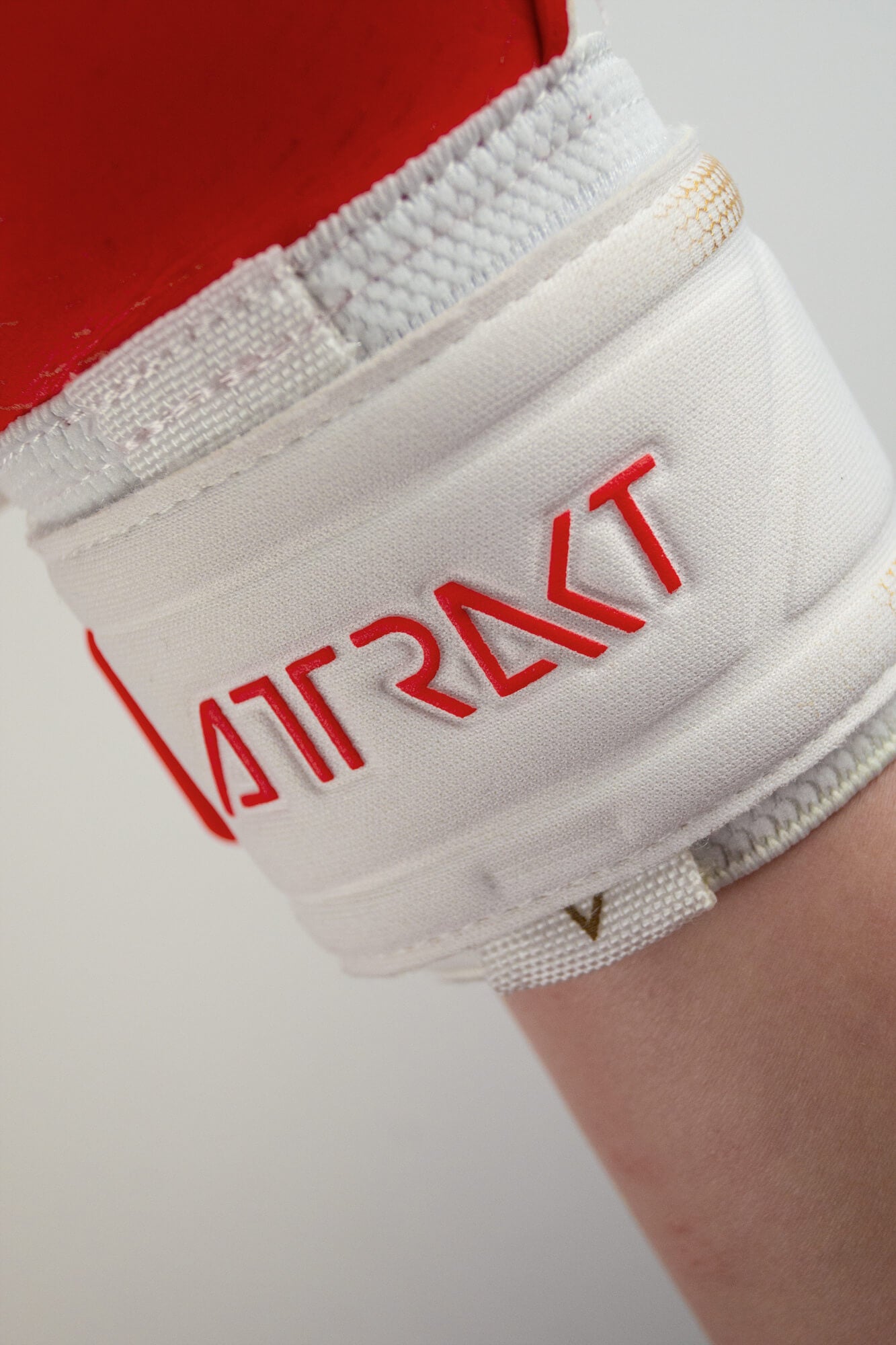 Reusch Attrakt Gold X Glueprint Ortho-Tec FS Goalkeeper Gloves - White-Gold-Red (Detail 2)