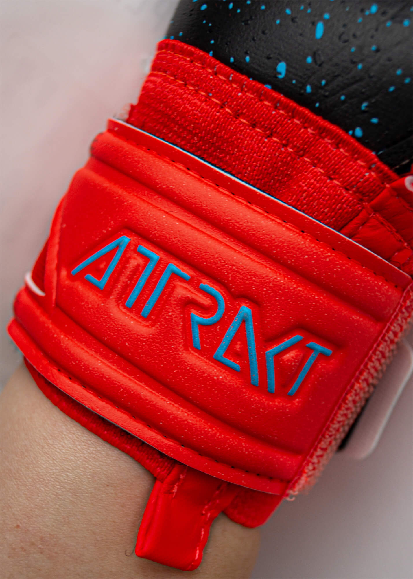 Reusch JR Attrakt Fusion FS Guardian Goalkeeper Gloves - Bright Red-Blue-Black (Detail 2)