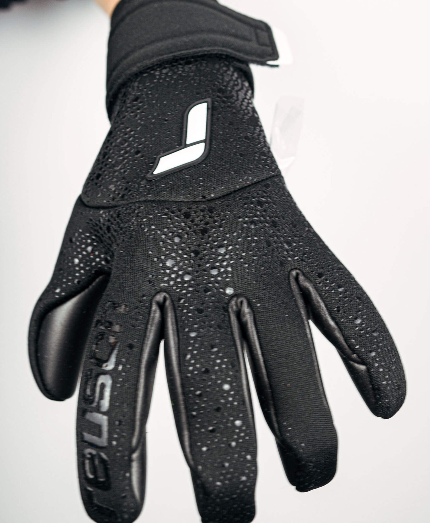 Reusch Pure Contact Infinity Goalkeeper Gloves - Black-White (Detail 1)
