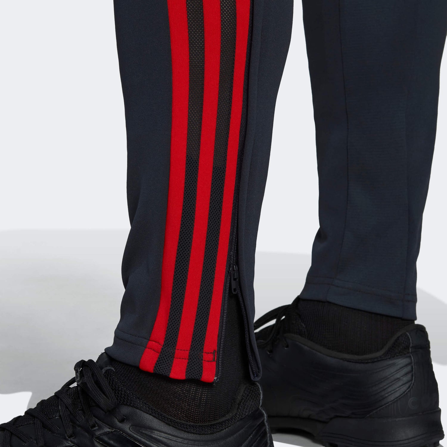 adidas 2022-23 Bayern Munich Training Pants - Night Grey (Detail 2)