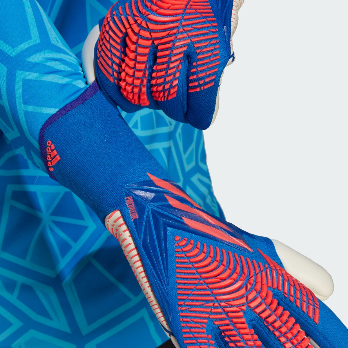 Adidas Predator Pro Goalkeeper Gloves (Negative Cut) - Royal-Red (Detail 1)